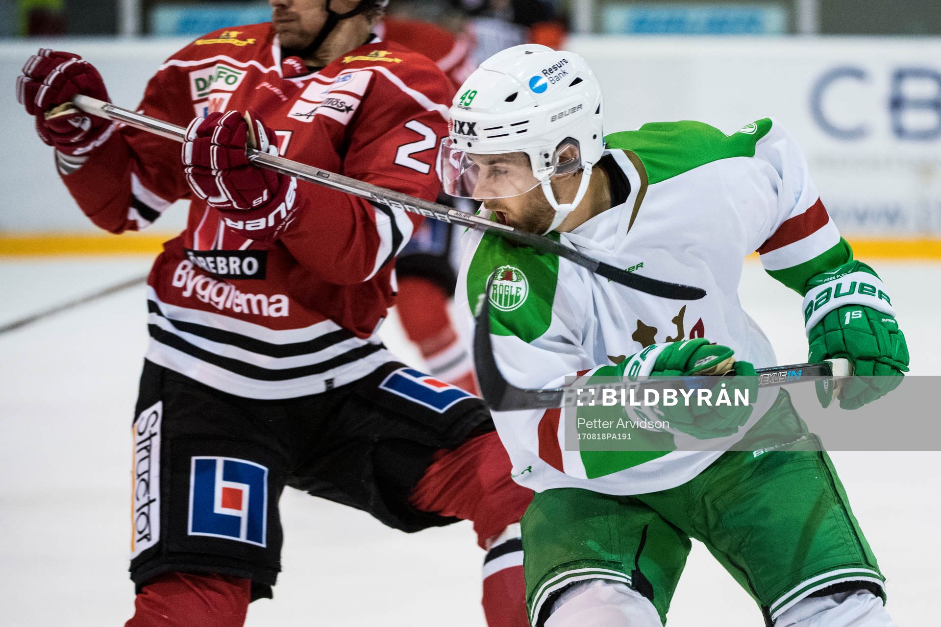 Rögles Sebastian Collberg får en klubba i ansiktet av