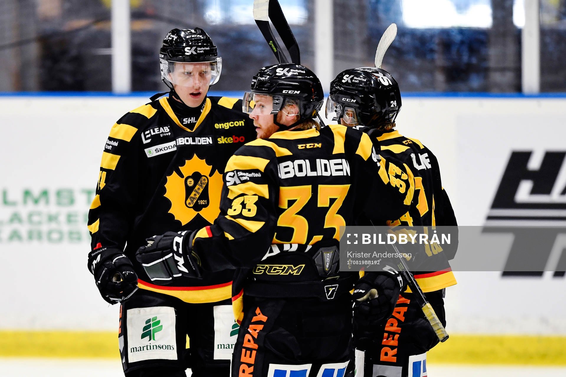 Skellefteås Sebastian Ohlsson jublar med lagkamrater