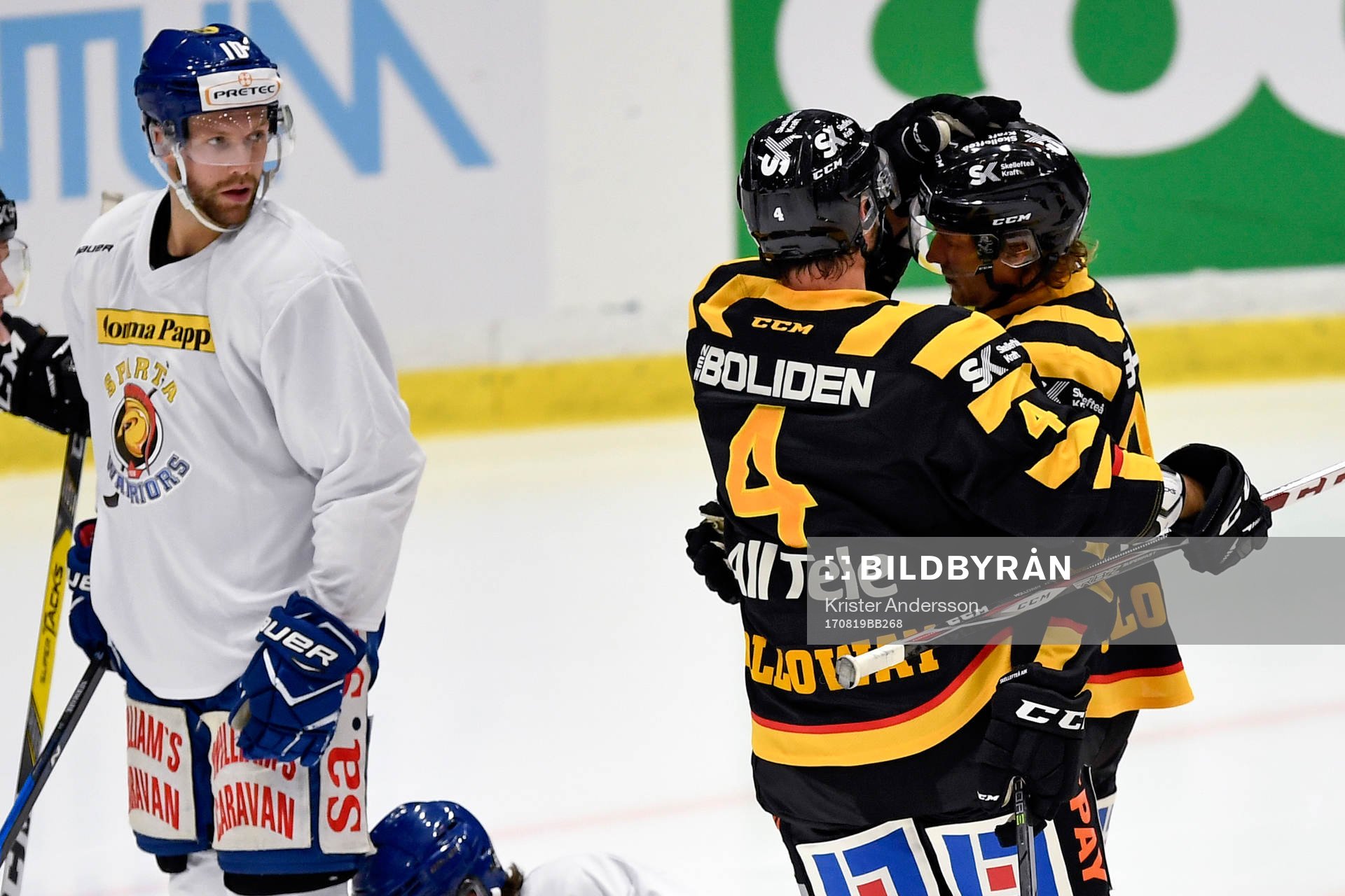 Skellefteås Bud Holloway jublar med målskytten till 2-1