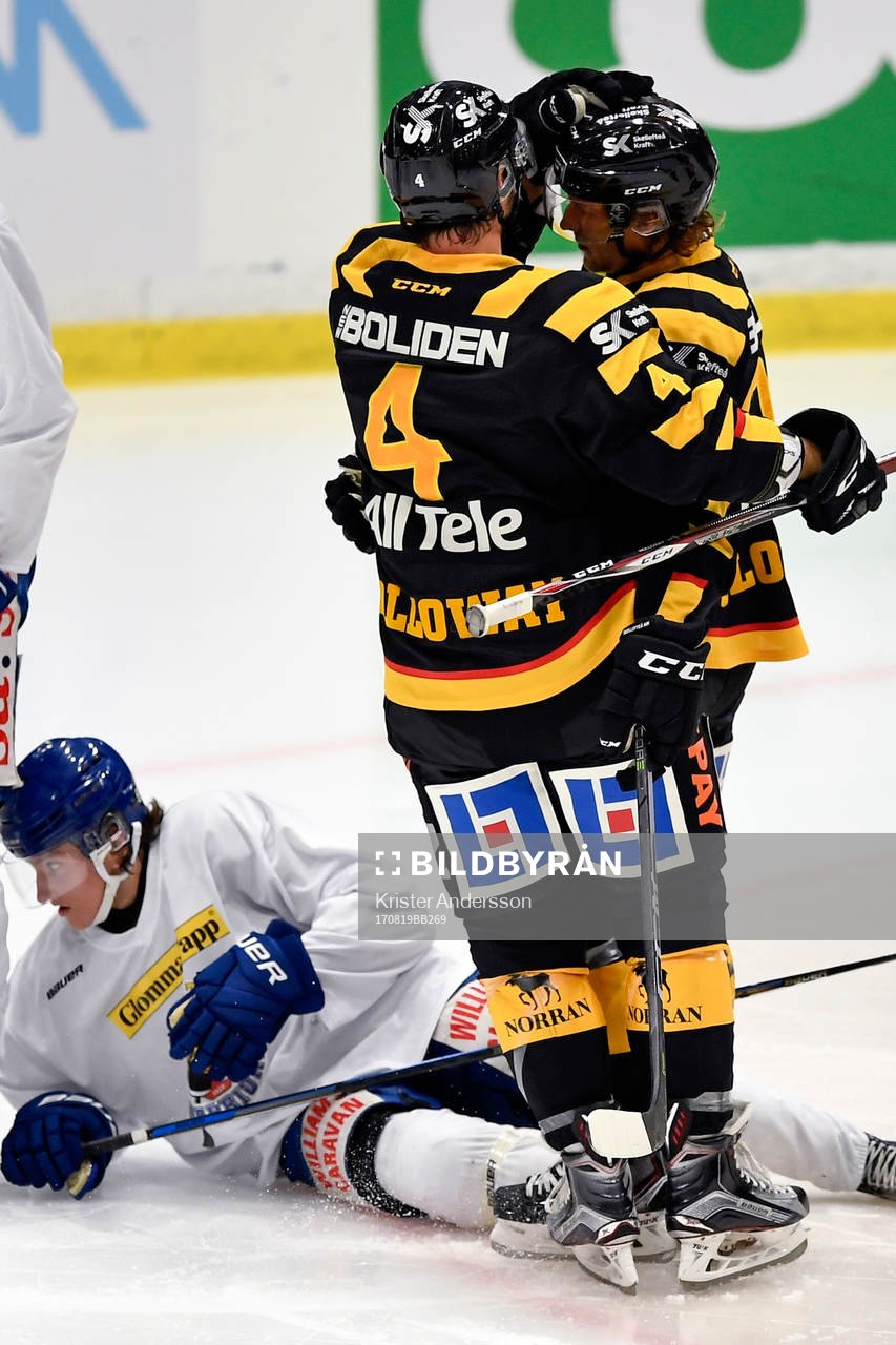 Skellefteås Bud Holloway jublar med målskytten till 2-1