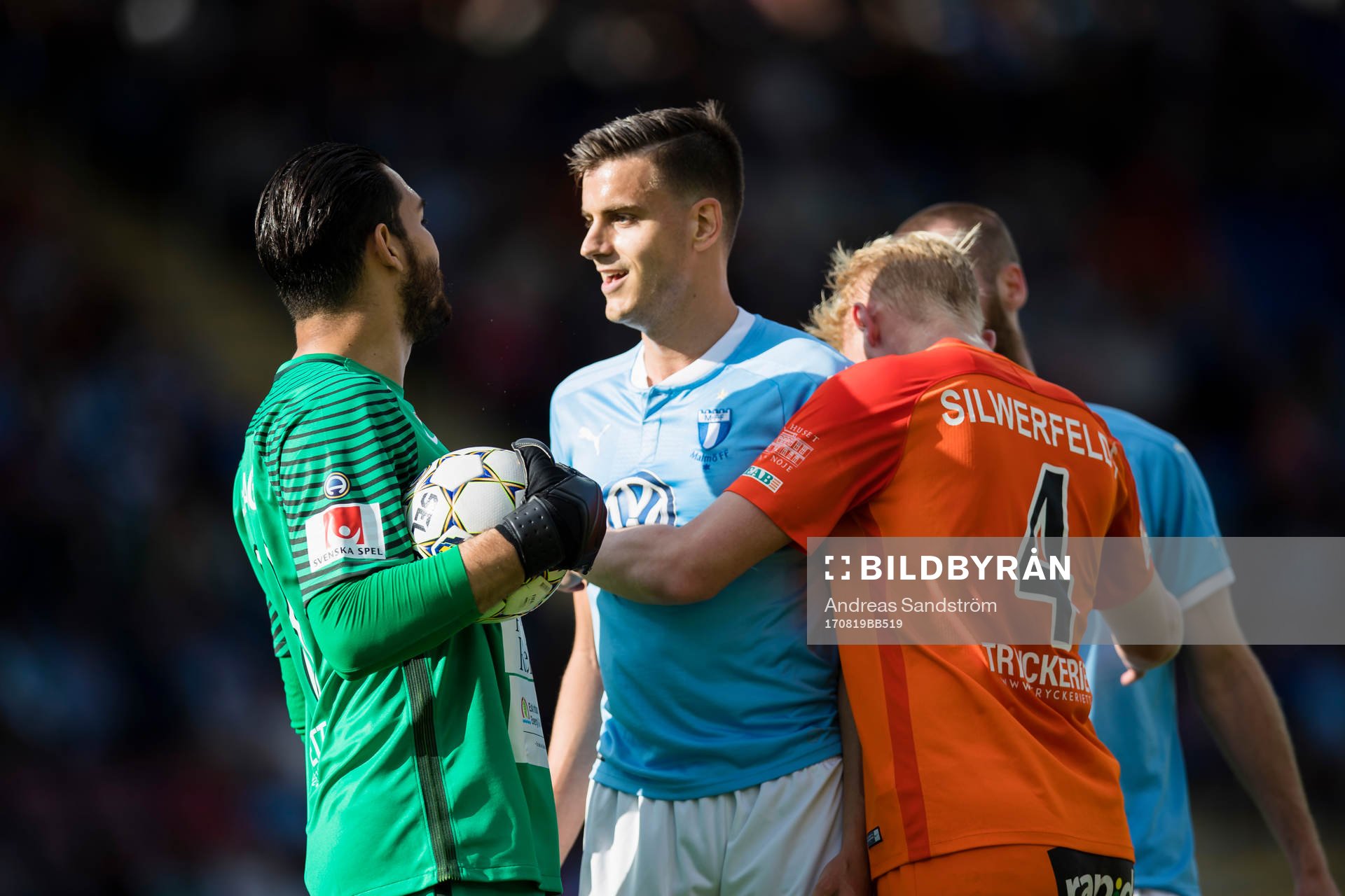 Malmö FFs Alexander Jeremejeff diskuterar med AFC