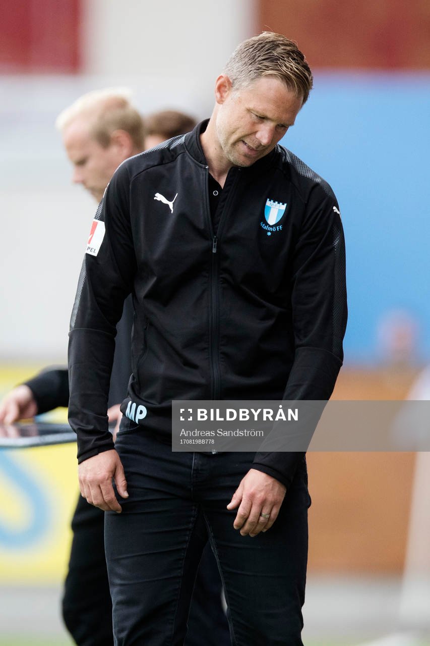 Malmö FFs tränare Magnus Pehrsson  deppar