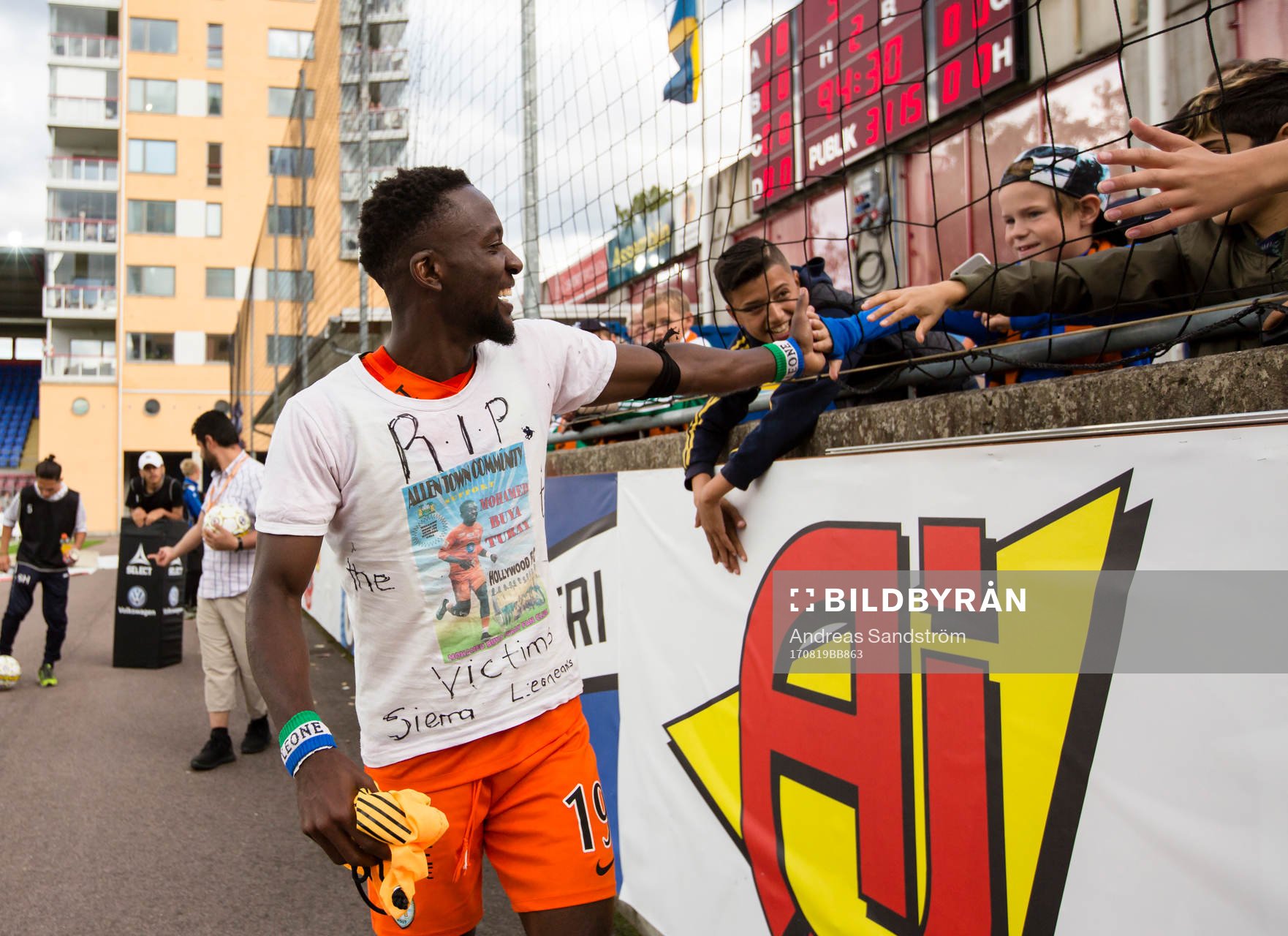AFC Eskilstunas Mohamed Buya Turay tackar fansen