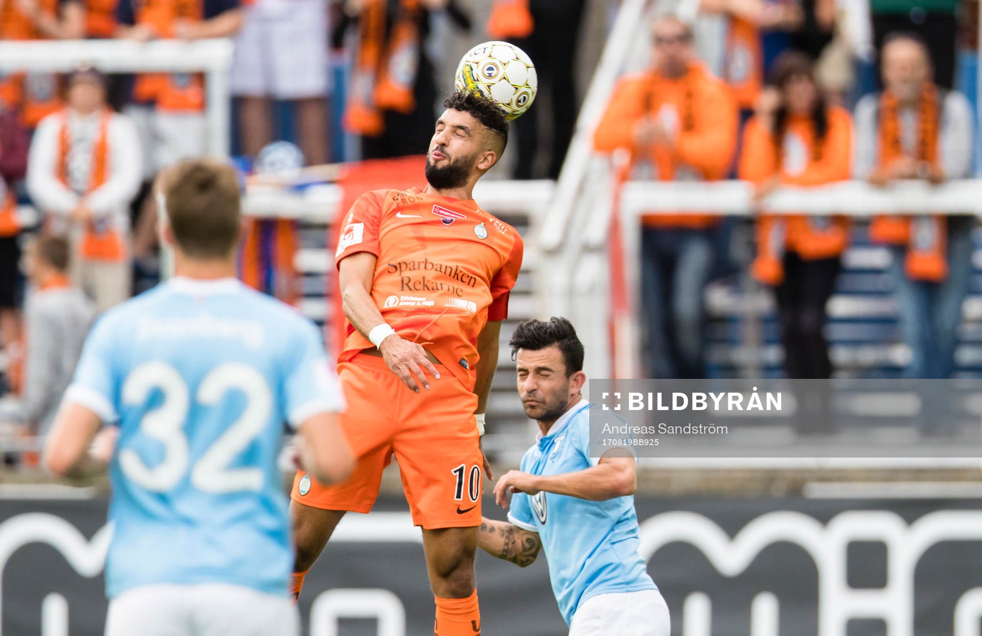 AFC Eskilstunas Omar Eddahri når högst i en duell med