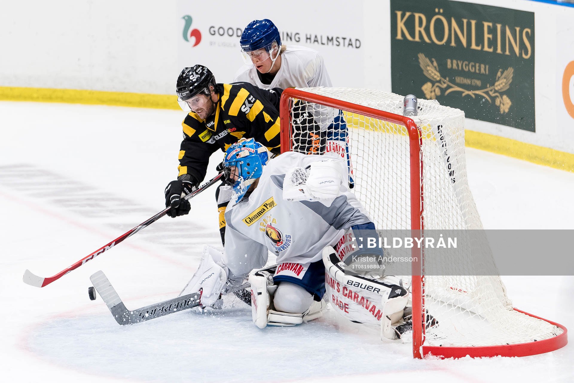 Skellefteås Bud Holloway försöker ta sig in framför