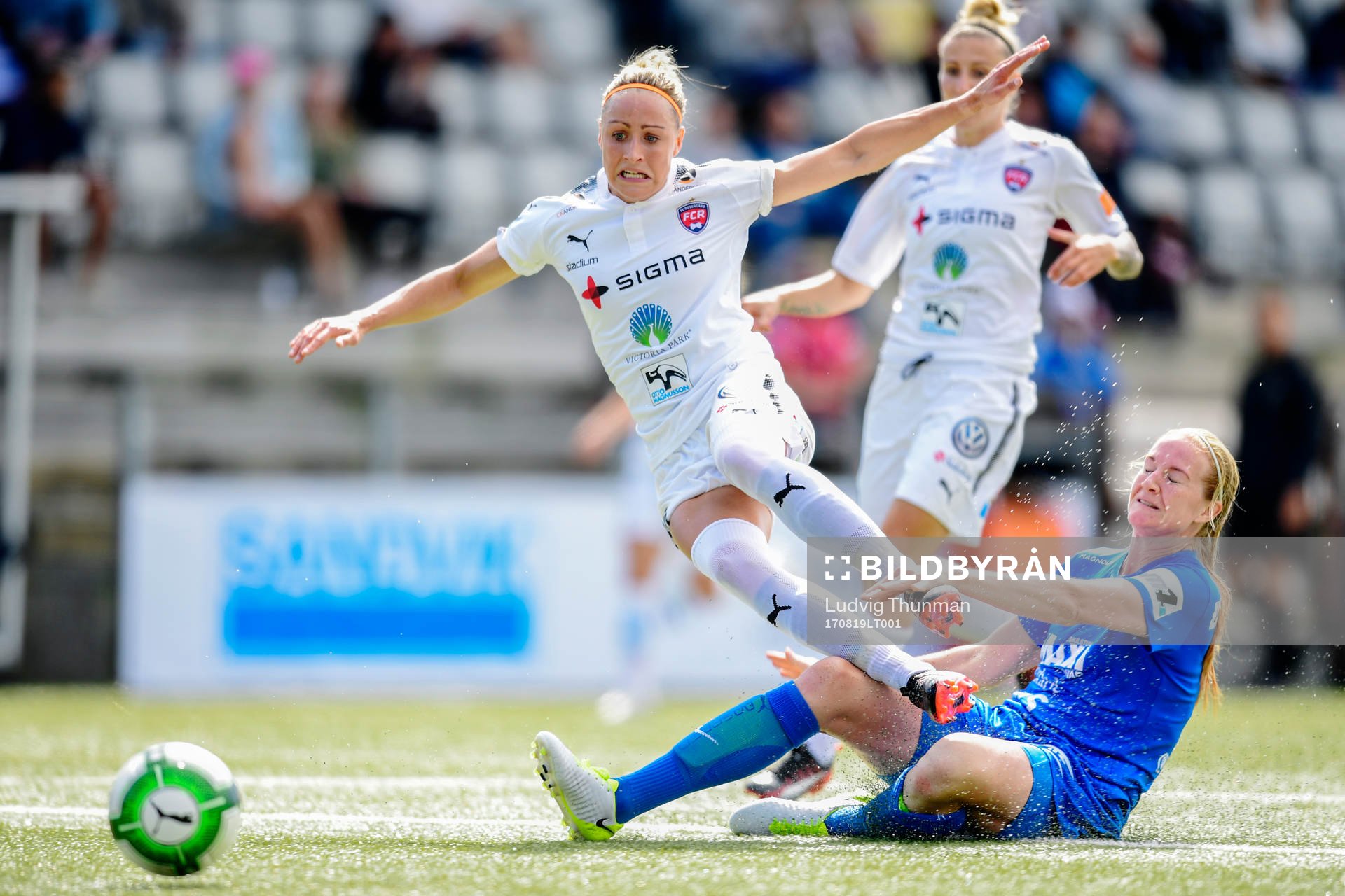 Rosengårds Sanne Troelsgaard Nielsen faller i kamp om bollen med Eskilstunas Vaila Barsley under fotbollsmatchen i Damallsvenskan mellan Rosengård och Eskilstuna den 19 augusti 2017 i Malmö.