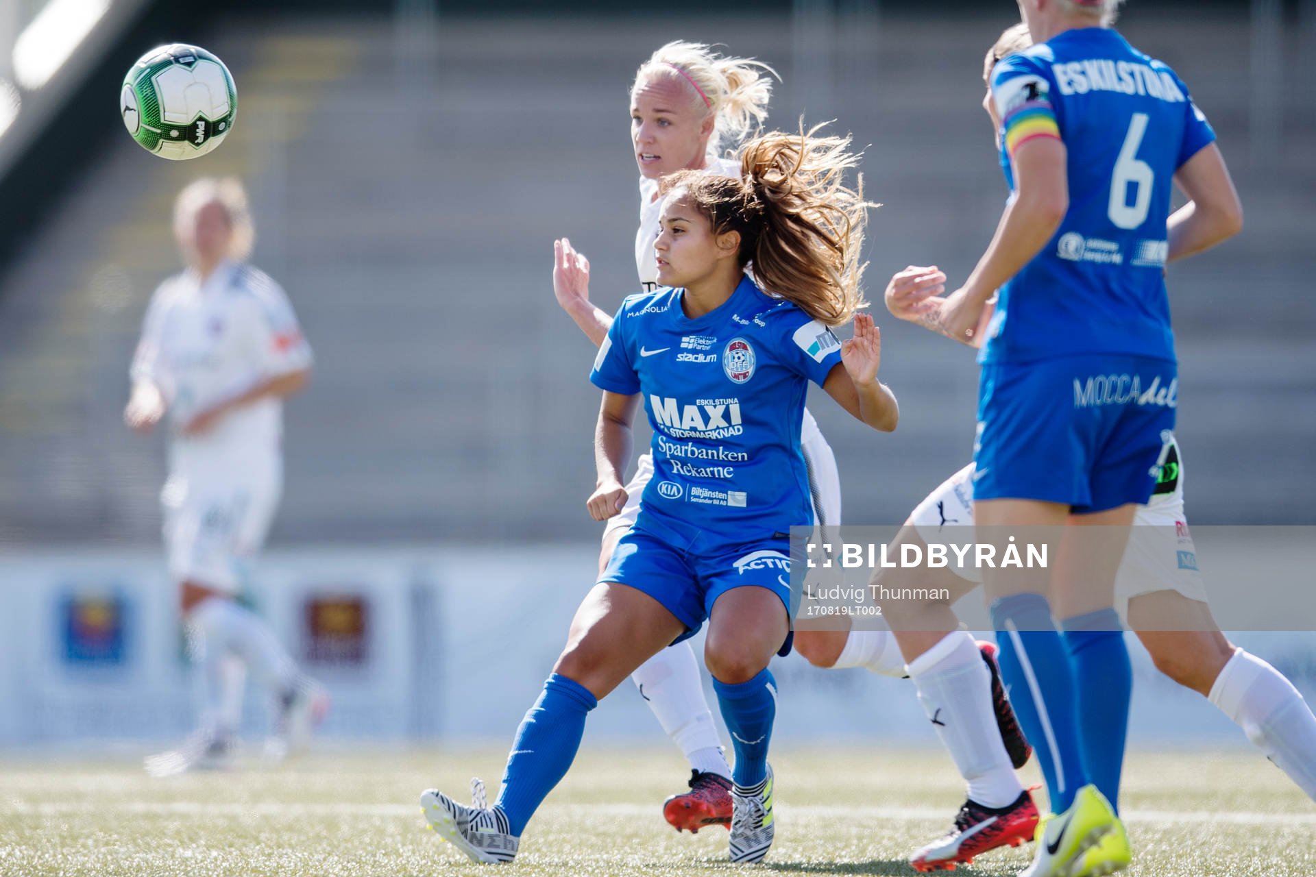 Rosengårds Caroline Seger och Eskilstunas Malin Diaz i kamp om bollen under fotbollsmatchen i Damallsvenskan mellan Rosengård och Eskilstuna den 19 augusti 2017 i Malmö.