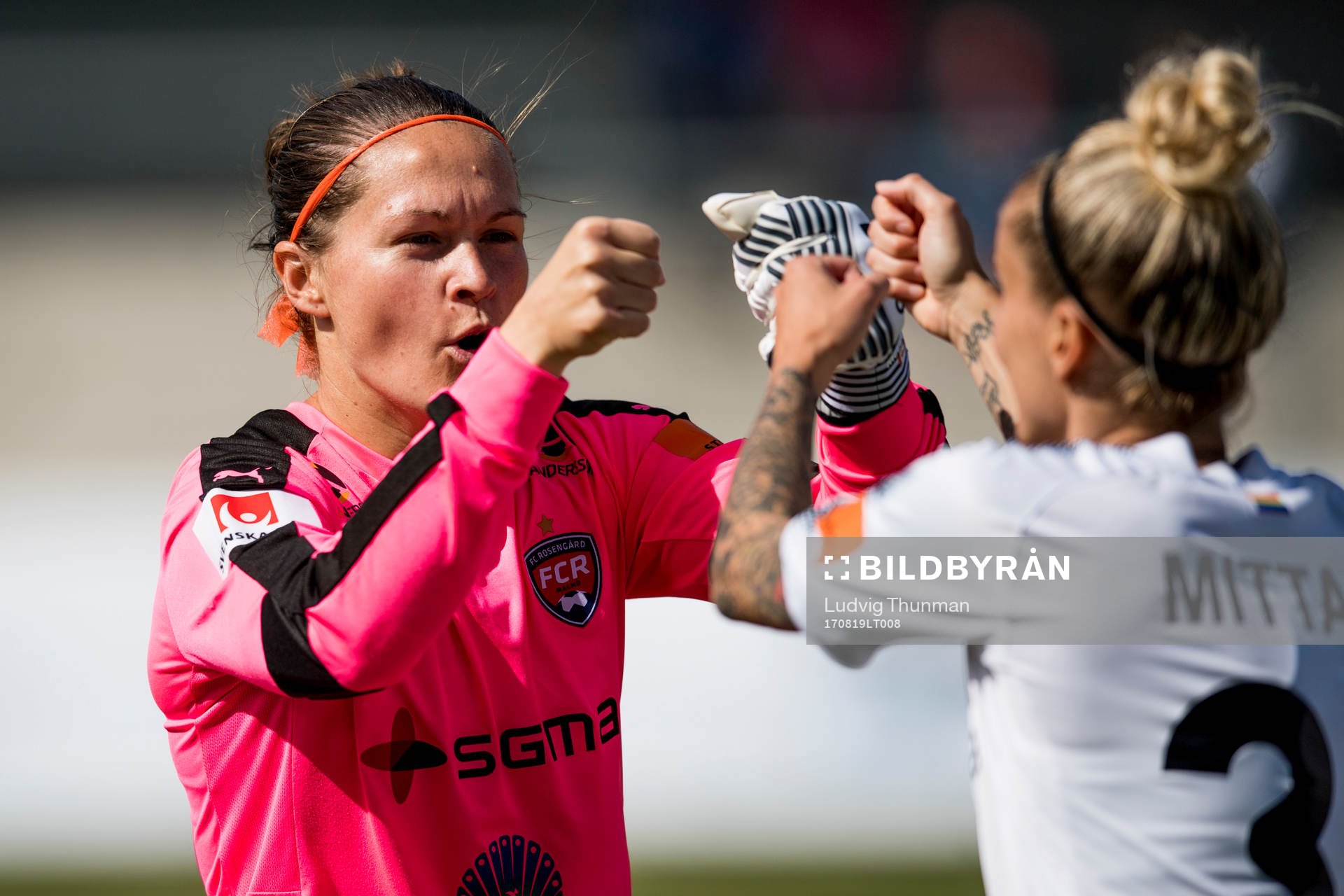 Rosengårds målvakt Erin McLeod och Anja Mittag taggar upp