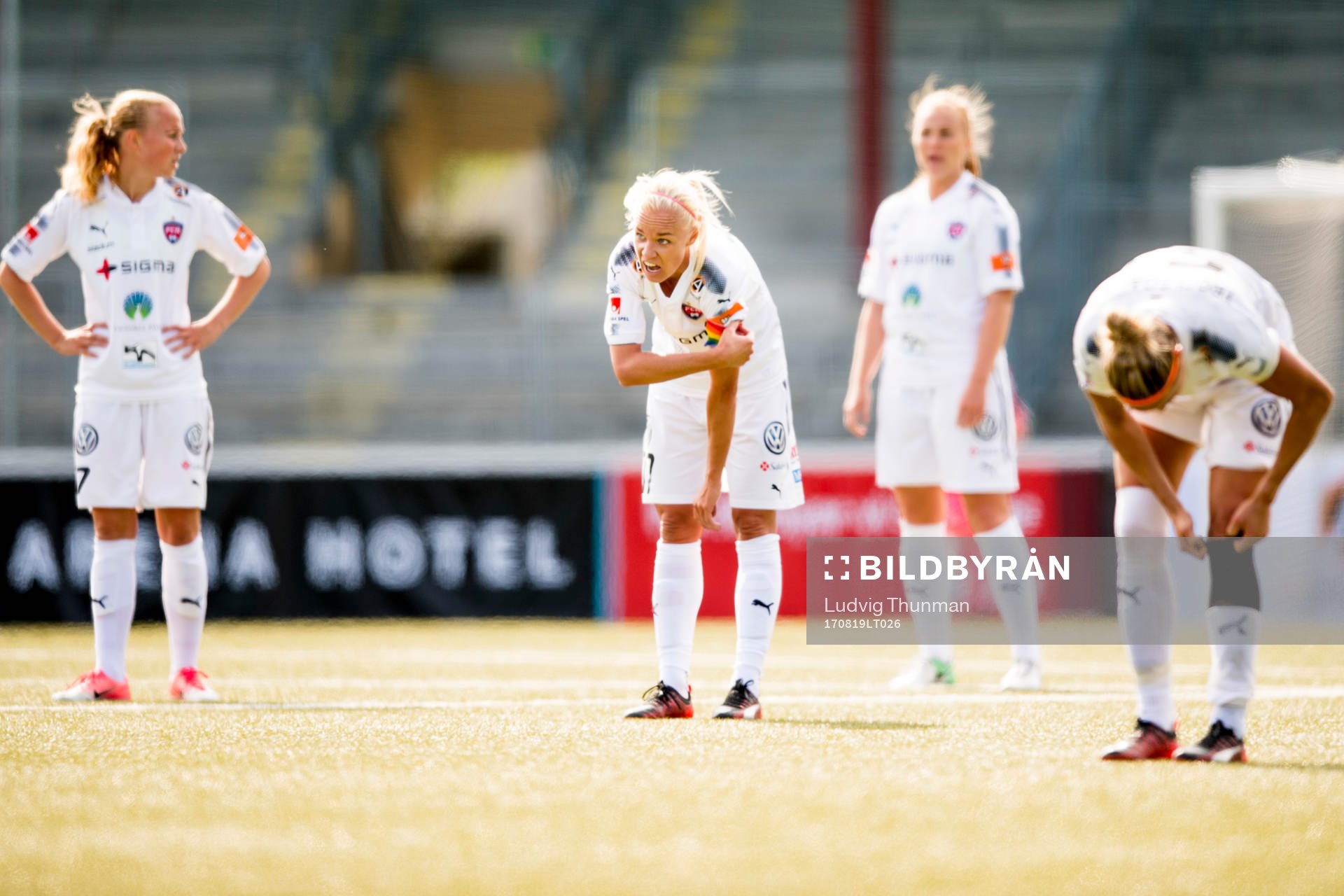 Rosengårds spelare med Caroline Seger i mitten deppar