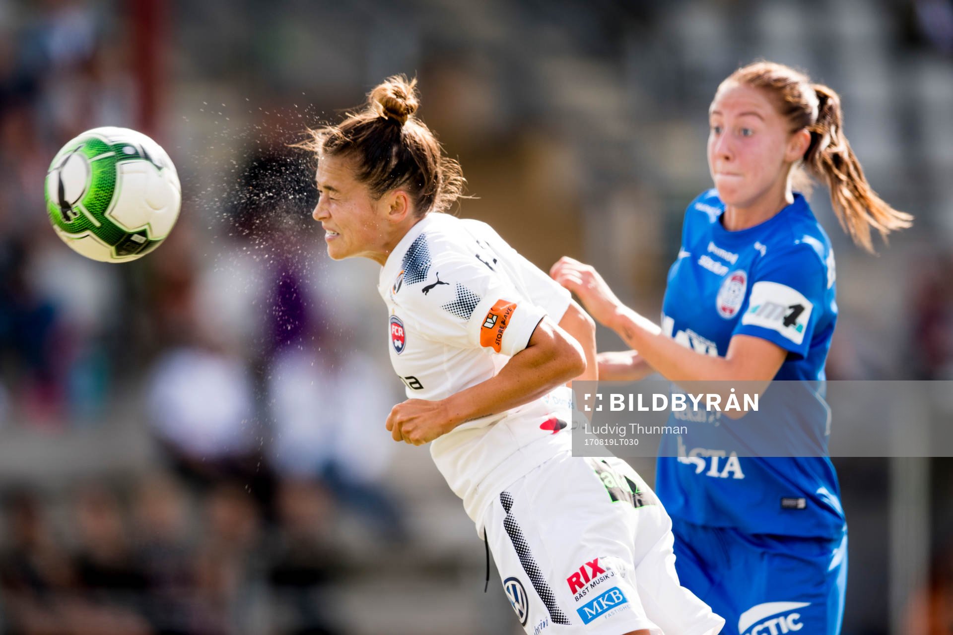 Rosengårds Alexandra Lowe Riley och Eskilstunas Petra Andersson under fotbollsmatchen i Damallsvenskan mellan Rosengård och Eskilstuna den 19 augusti 2017 i Malmö.