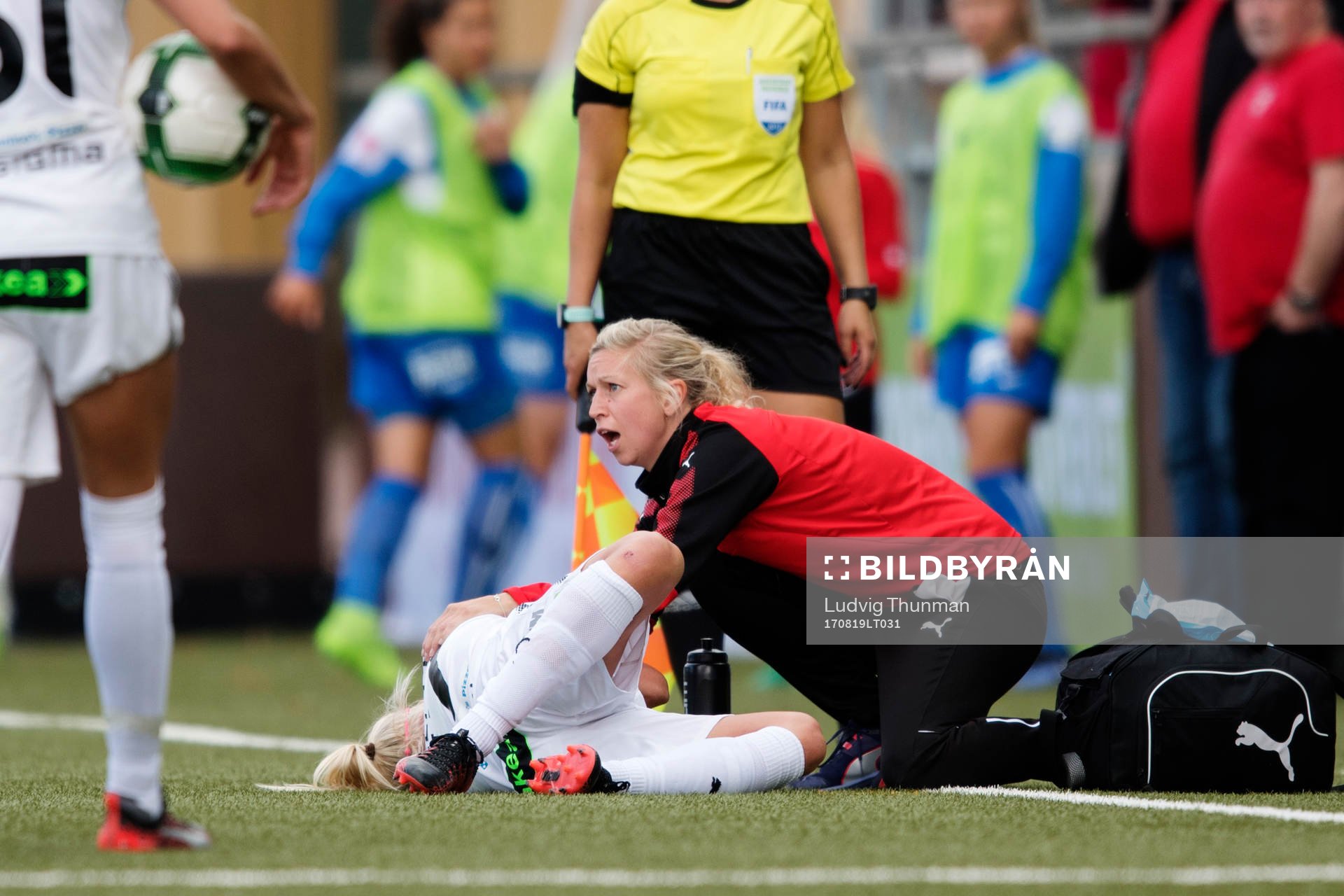 Rosengårds Caroline Seger får vård av sjukgymnast Karin