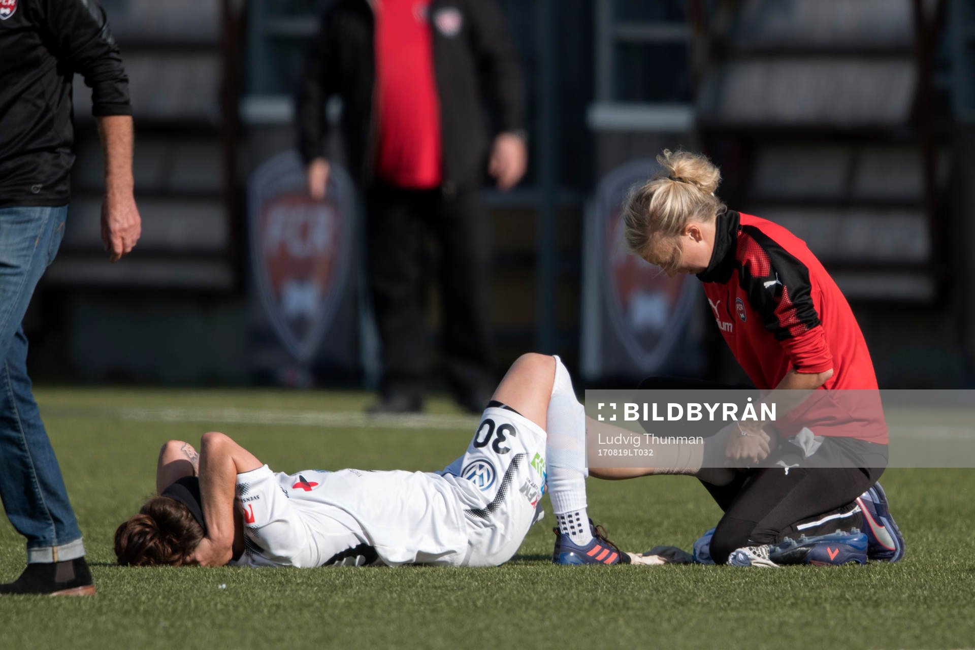 Rosengårds Ella Masar McLeod får foten lindad av sjukgymnast Karin Boman efter fotbollsmatchen i Damallsvenskan mellan Rosengård och Eskilstuna den 19 augusti 2017 i Malmö.