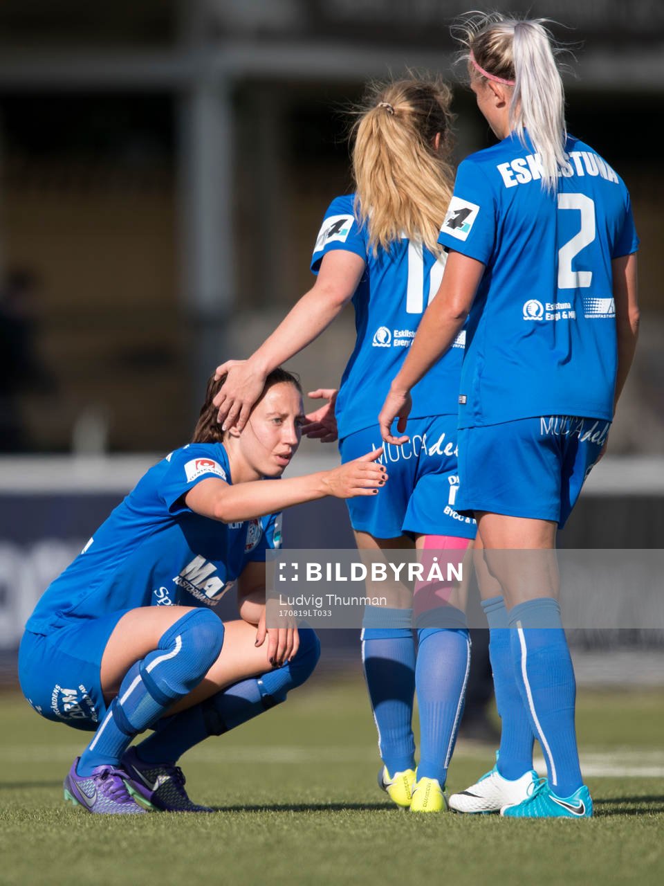 Eskilstunas Petra Andersson deppar och kramas om av Ingrid