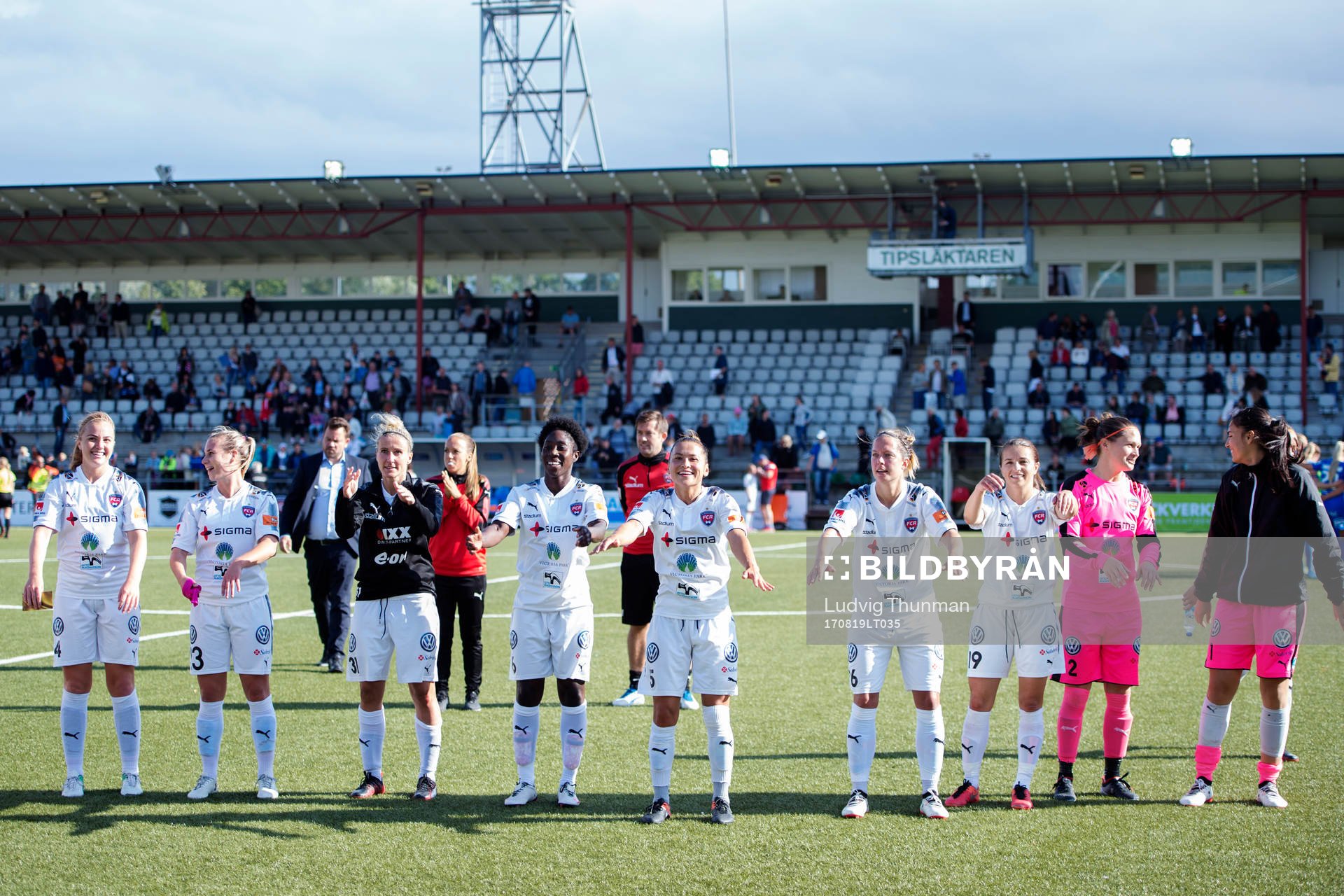 Rosengårds spelare tackar publiken efter fotbollsmatchen i Damallsvenskan mellan Rosengård och Eskilstuna den 19 augusti 2017 i Malmö.
