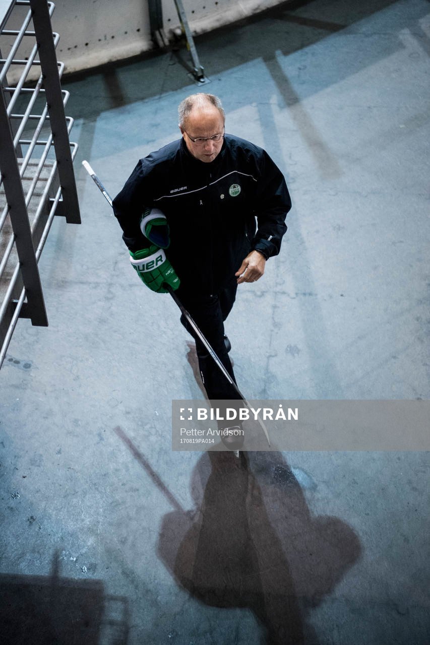 Rögles tränare Anders Eldebrink lämnar isen