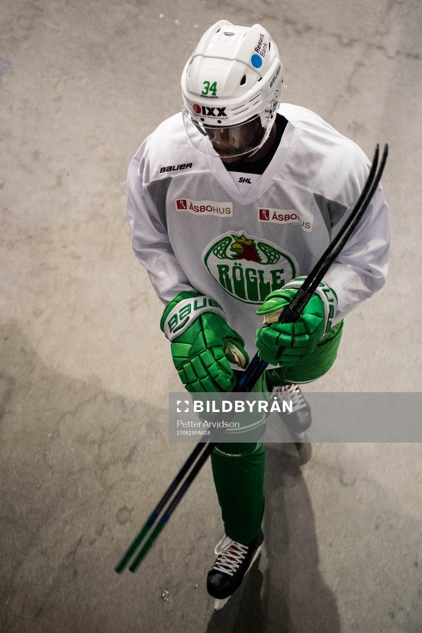 Rögles Edwin Hedberg lämnar isen