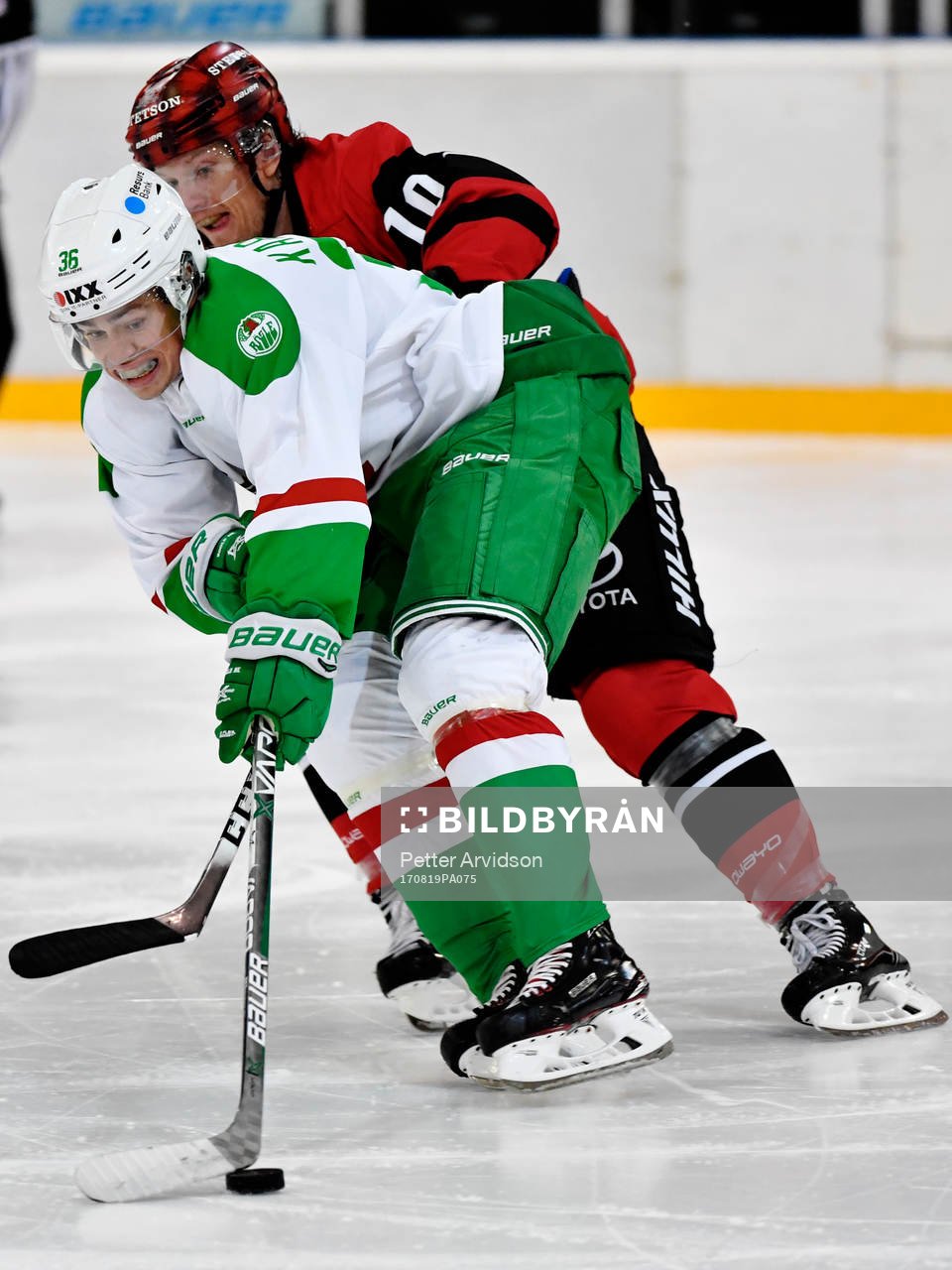 Rögles Filip Karlsson i kamp om pucken med Kölns