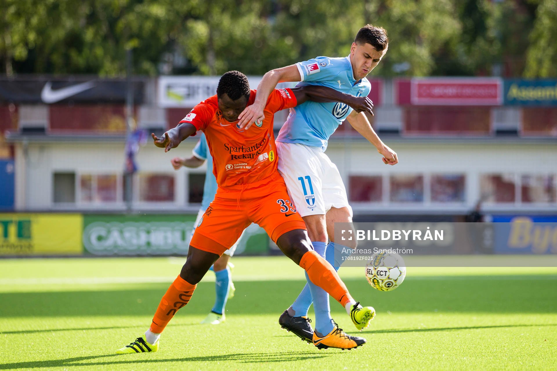 Malmö FFs Alexander Jeremejeff i kamp om bollen med AFC