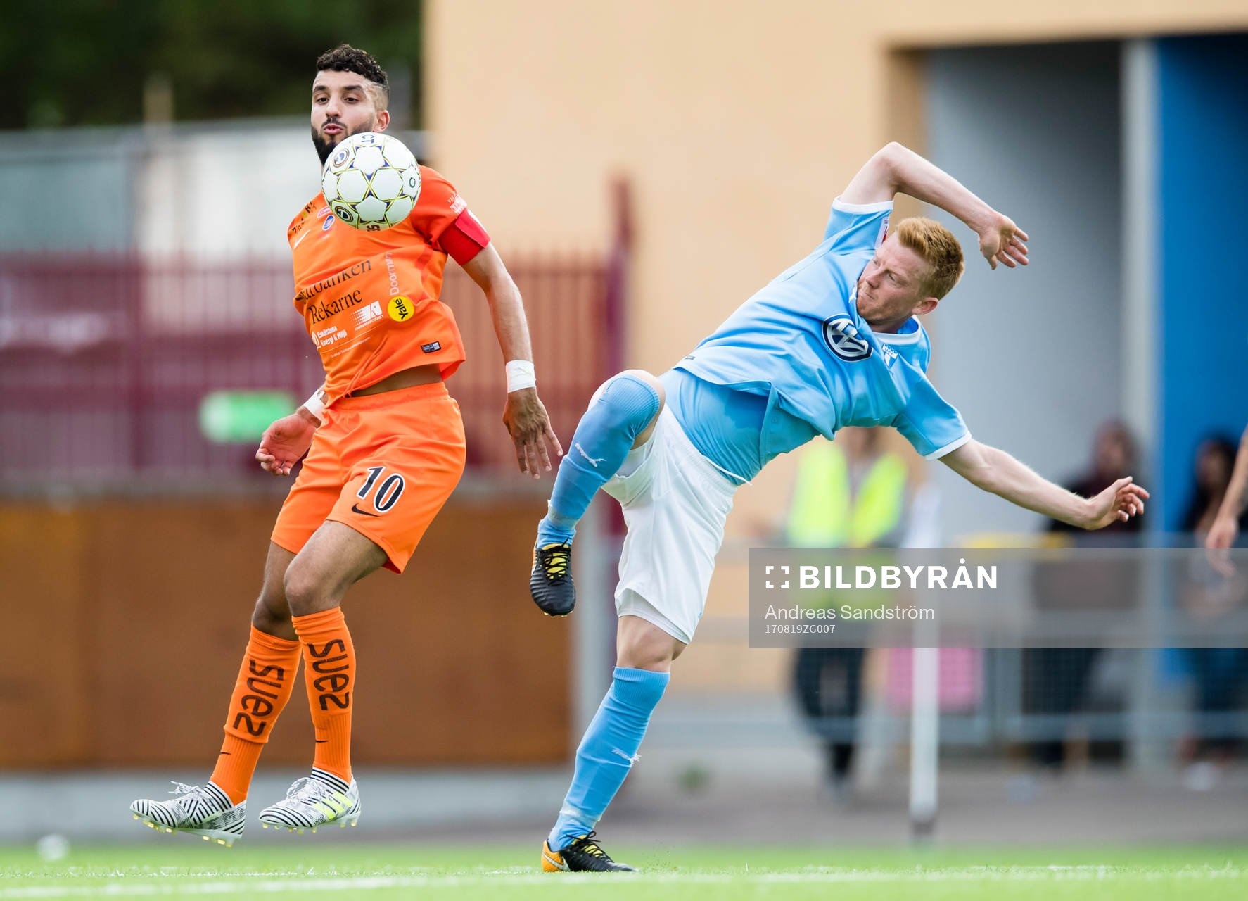 Malmö FFs Anders Christiansen i kamp om bollen med AFC Eskilstunas Omar Eddahri under fotbollsmatchen i Allsvenskan mellan AFC Eskilstuna och Malmö den 19 Augusti 2017 i Eskilstuna.