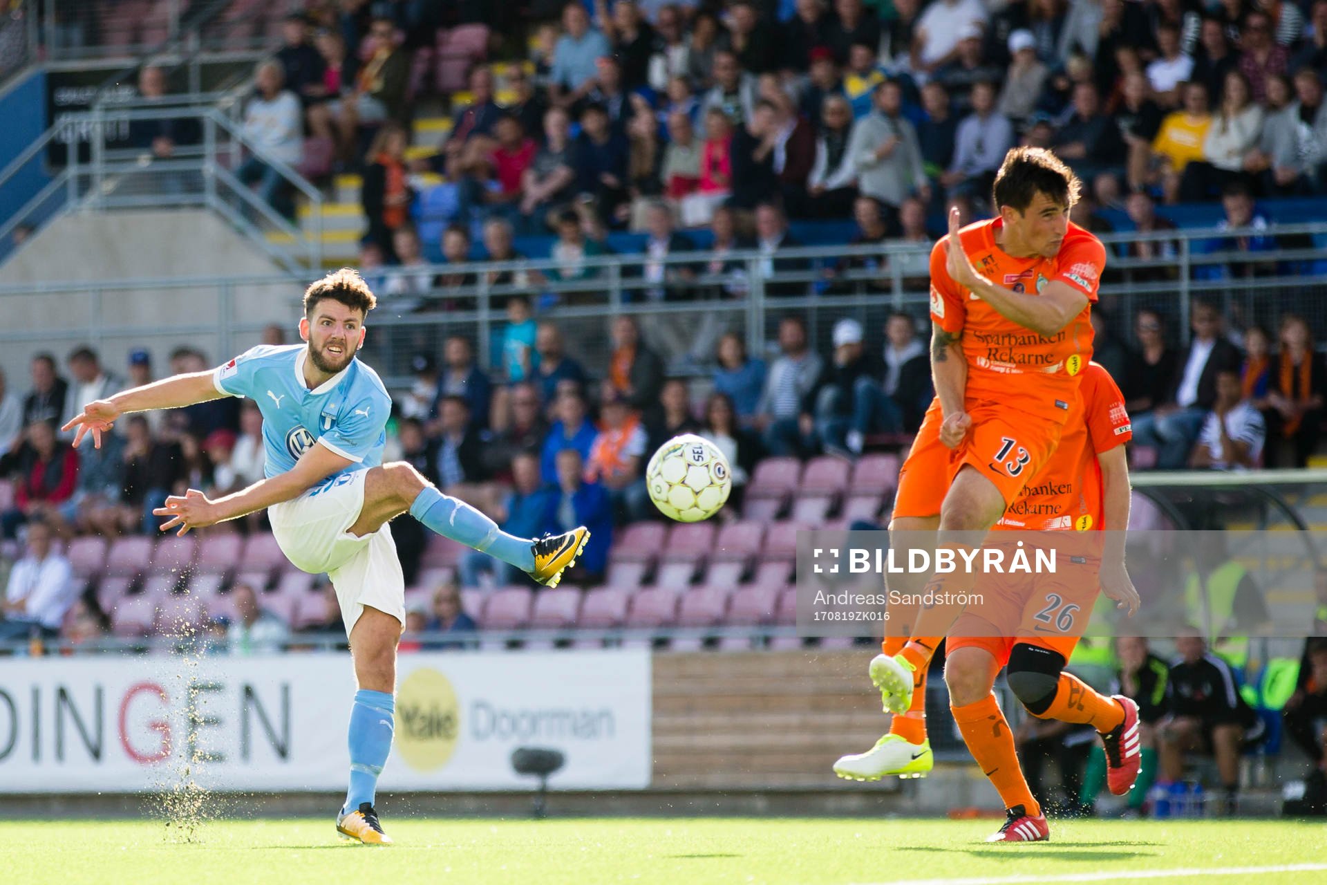 Malmö FFs Erdal Rakip testar skott under fotbollsmatchen i Allsvenskan mellan AFC Eskilstuna och Malmö den 19 Augusti 2017 i Eskilstuna.