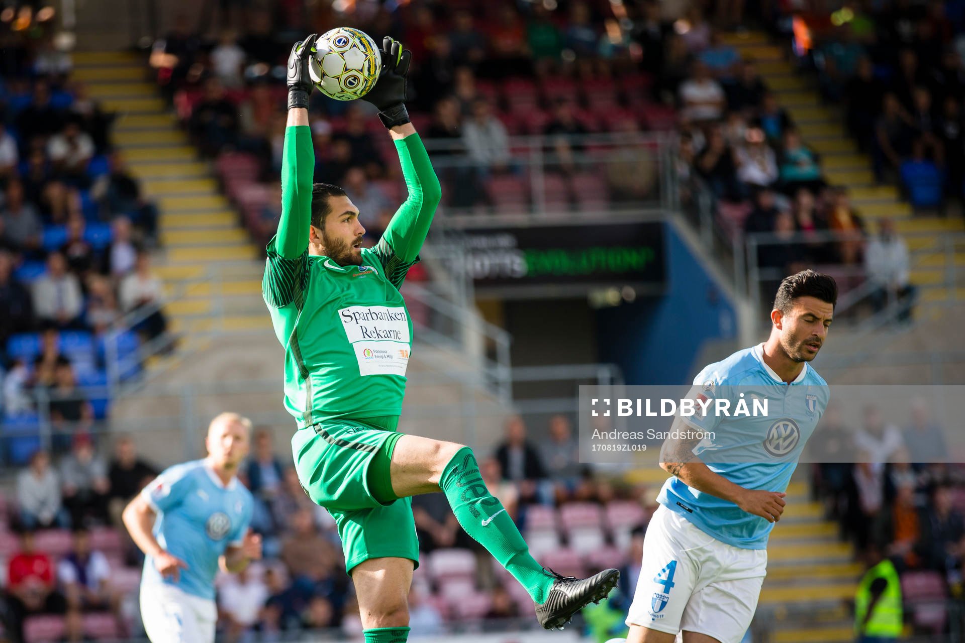 AFC Eskilstunas målvakt Alireza Haghighi tar ner en boll