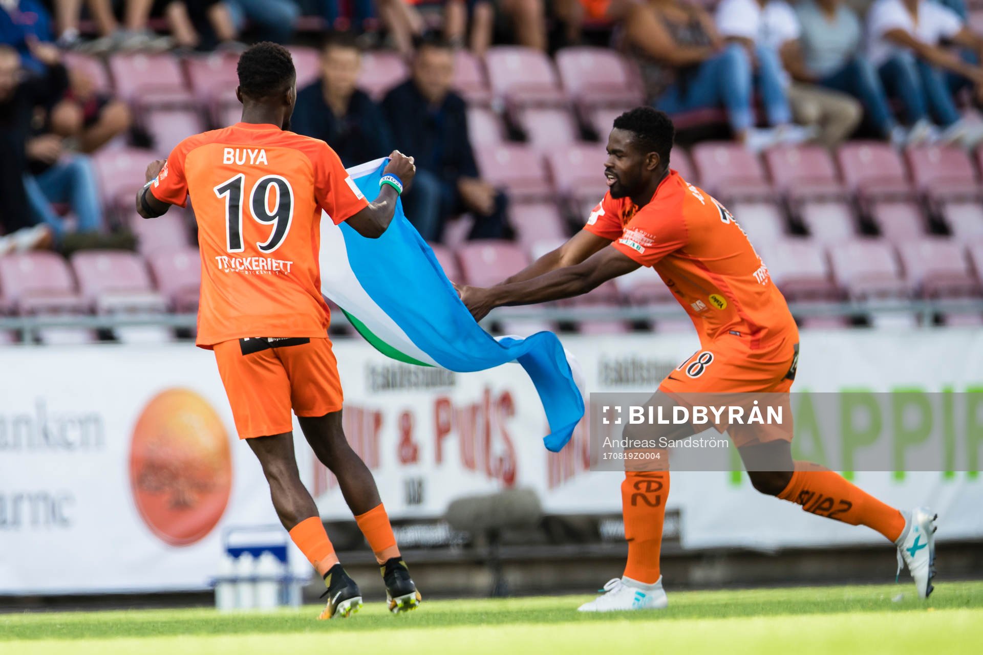 AFC Eskilstunas Mohamed Buya Turay viftar med Sierra Lenoes