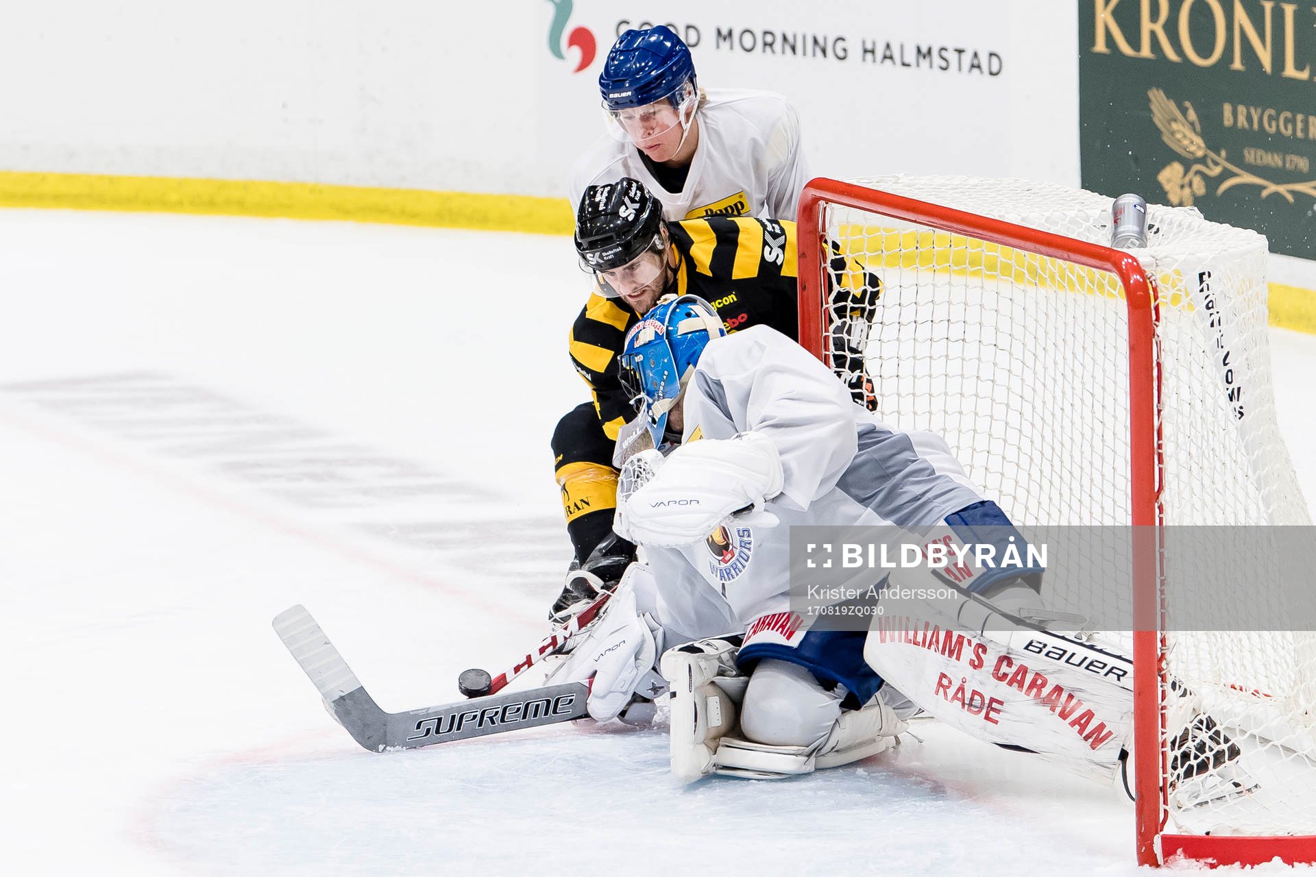 Skellefteås Bud Holloway bryter in framför Sparta