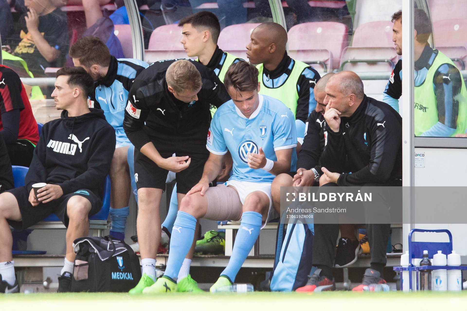 Malmö FFs Andreas Vindheim på avbytarbänken med bandage