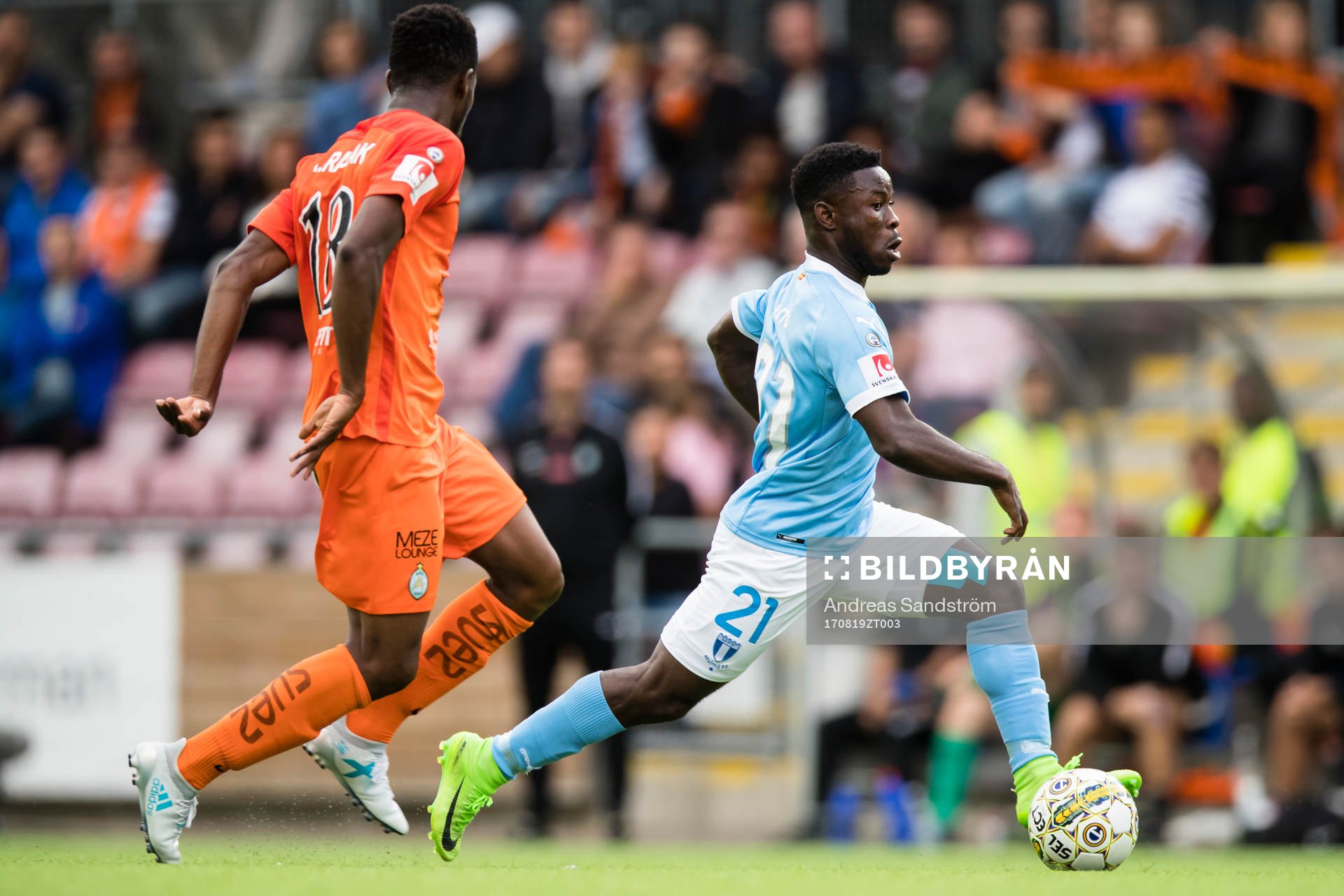 Malmö FFs Kingsley Sarfo jagas av AFC Eskilstunas Abdoul