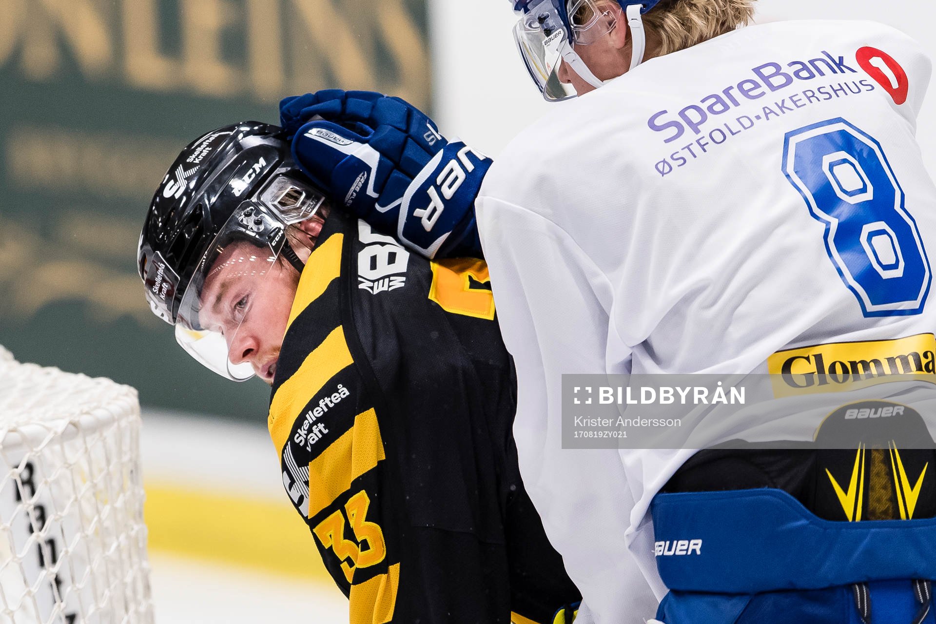 Skellefteås Sebastian Ohlsson får en handske i nacken av
