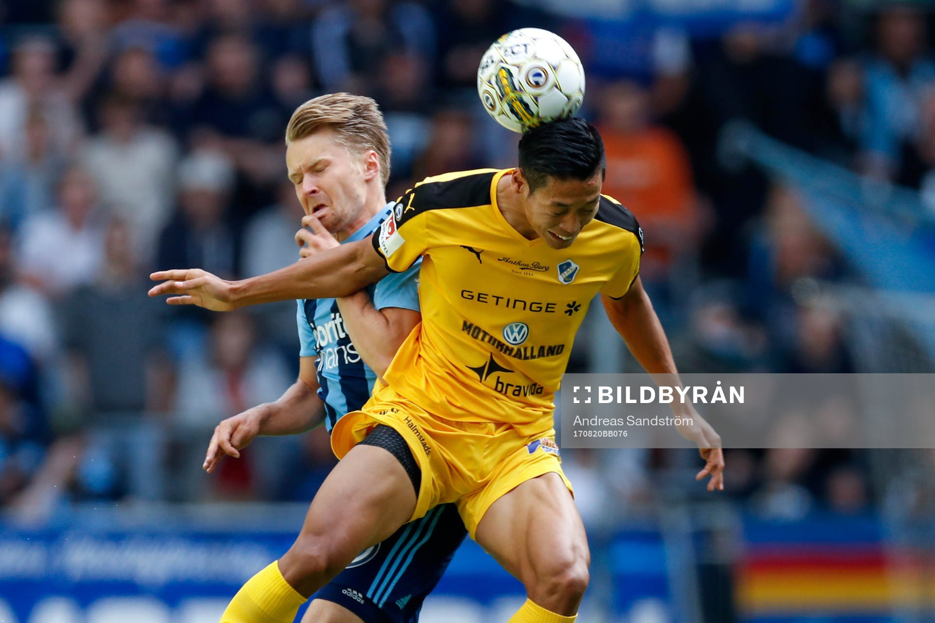 Djurgårdens Jacob Une Larsson i nickduell med Halmstads