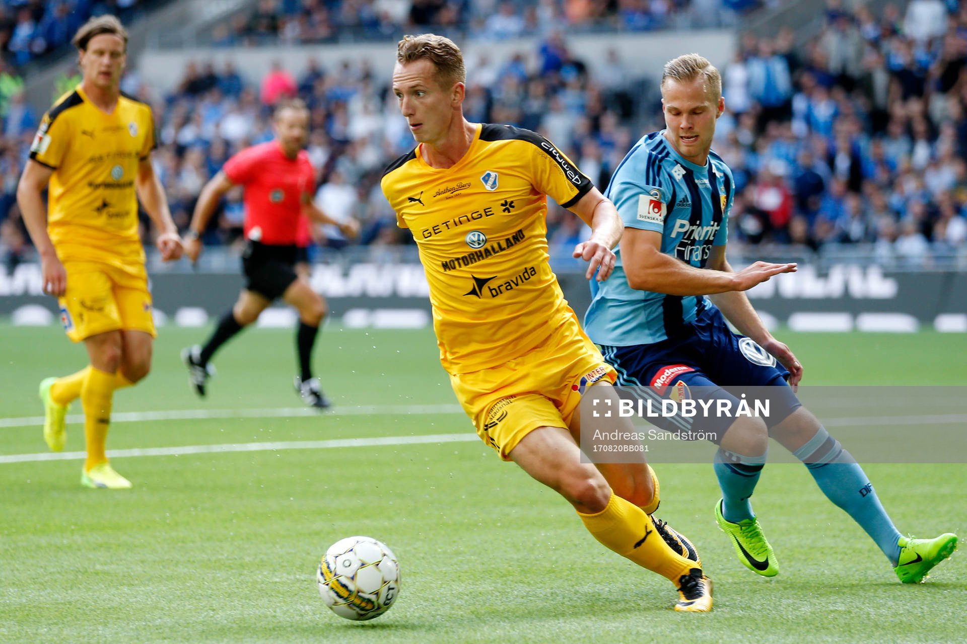 Halmstads Andreas Bengtsson jagas av Djurgårdens Gustav