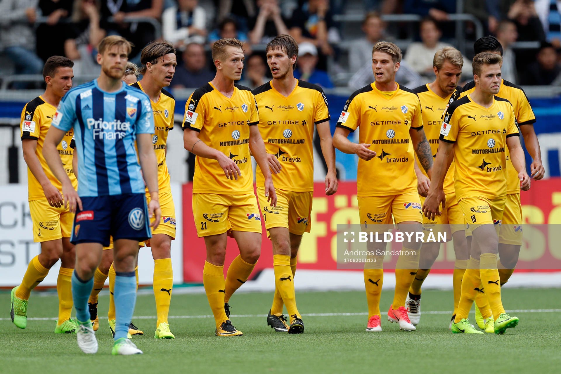Halmstads Gabriel Gudmundsson (th) jublar med lagkamrater