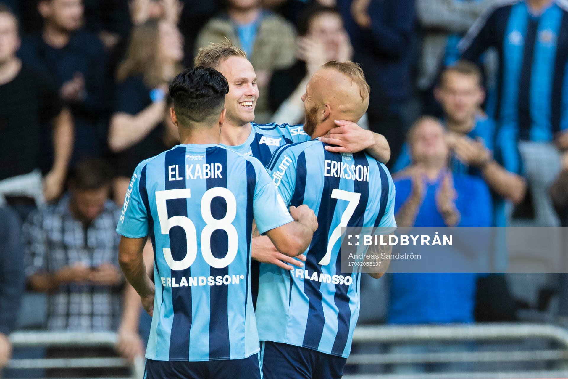 Djurgårdens Gustav Engvall (m) jublar och omfamnas av