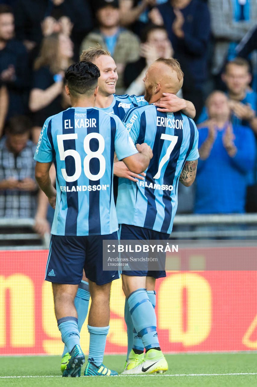 Djurgårdens Gustav Engvall (m) jublar och omfamnas av