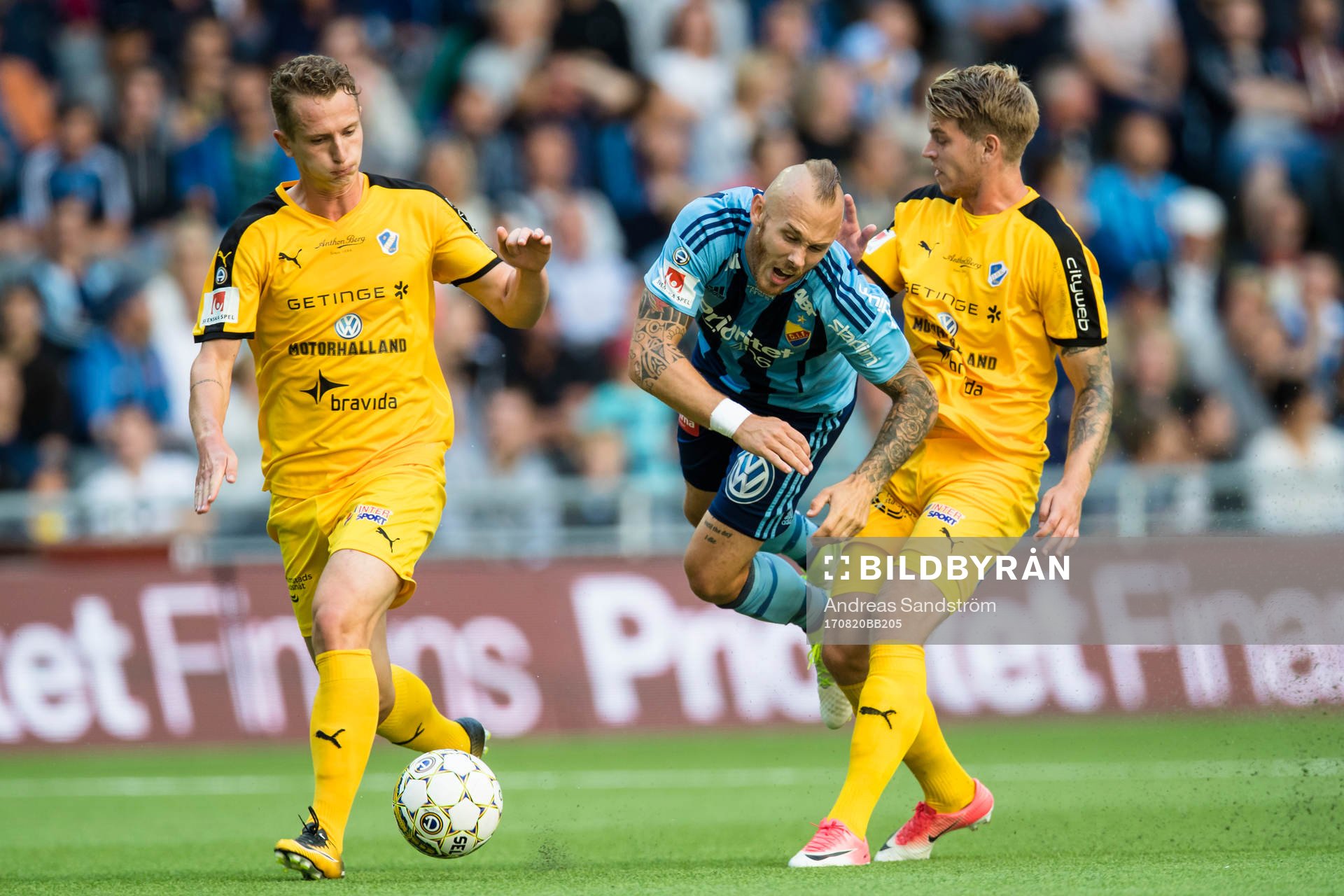 Djurgårdens Magnus Eriksson åker på en flygtur