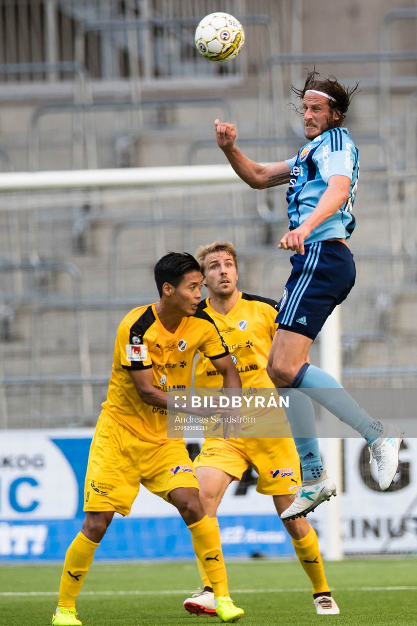 Djurgårdens Jonas Olsson går upp och nickar framför