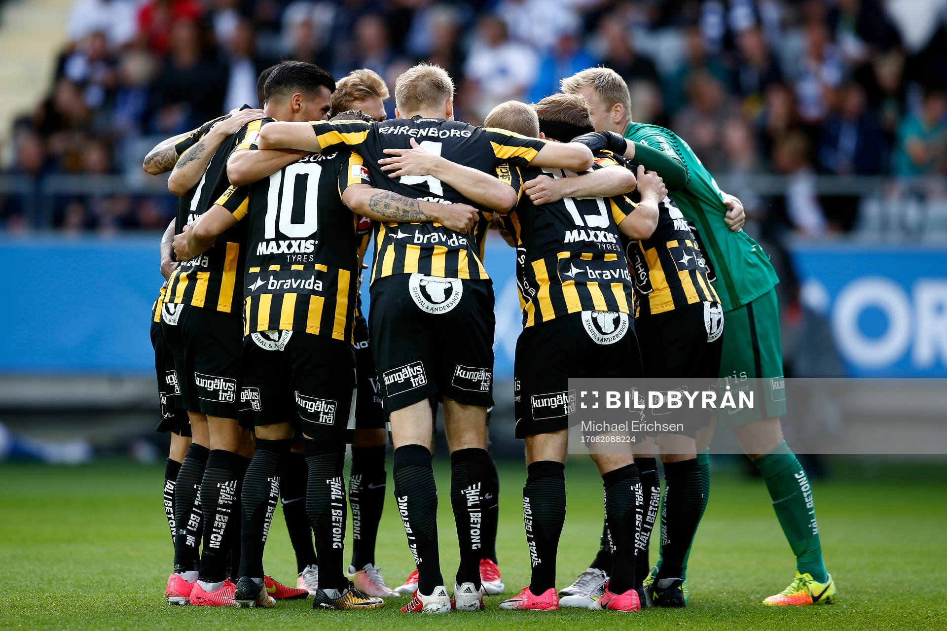 Häckens spelare samlas i en ring
