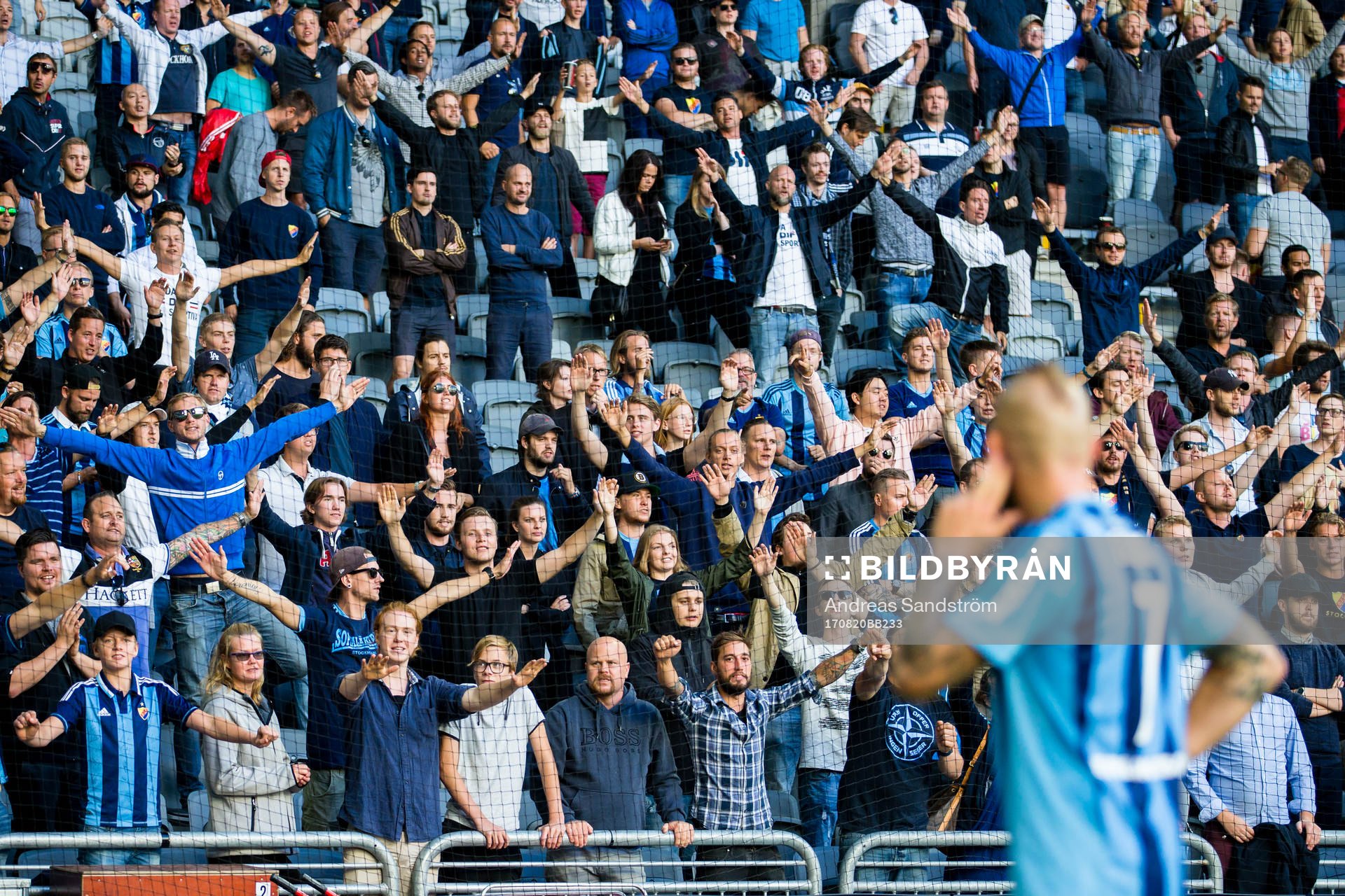 Djurgårdens Magnus Eriksson håller handen på örat när