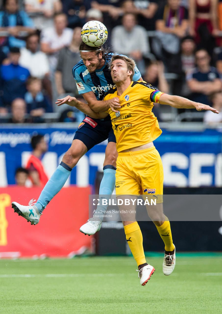 Djurgårdens Jonas Olsson i kamp om bollen med Halmstads