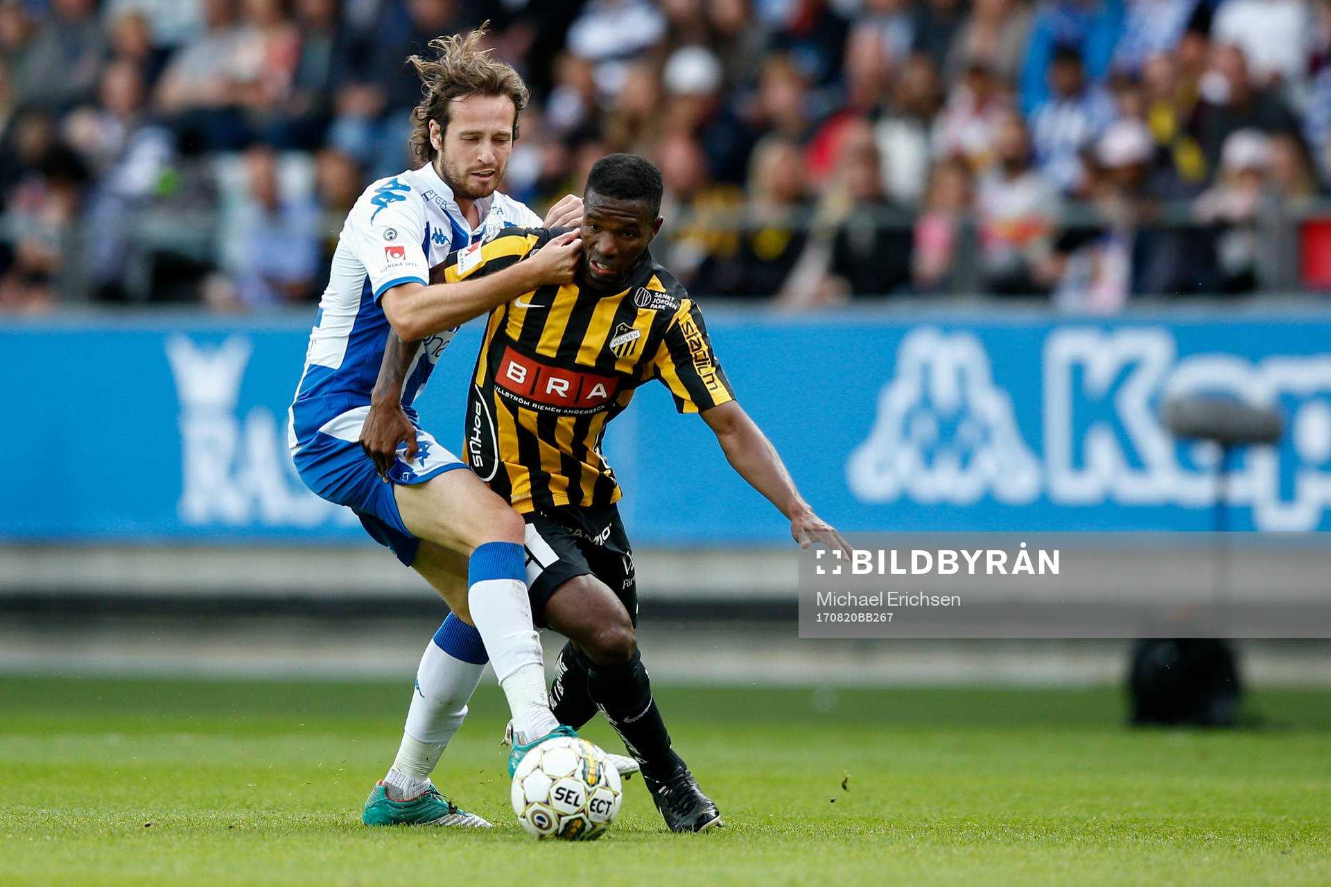 IFK Göteborgs Mikkel Diskerud och Häckens Mohammed Abubakari i kamp om bollen under den allsvenska fotbollsmatchen mellan IFK Göteborg och Häcken den 20 augusti 2017 i Göteborg.