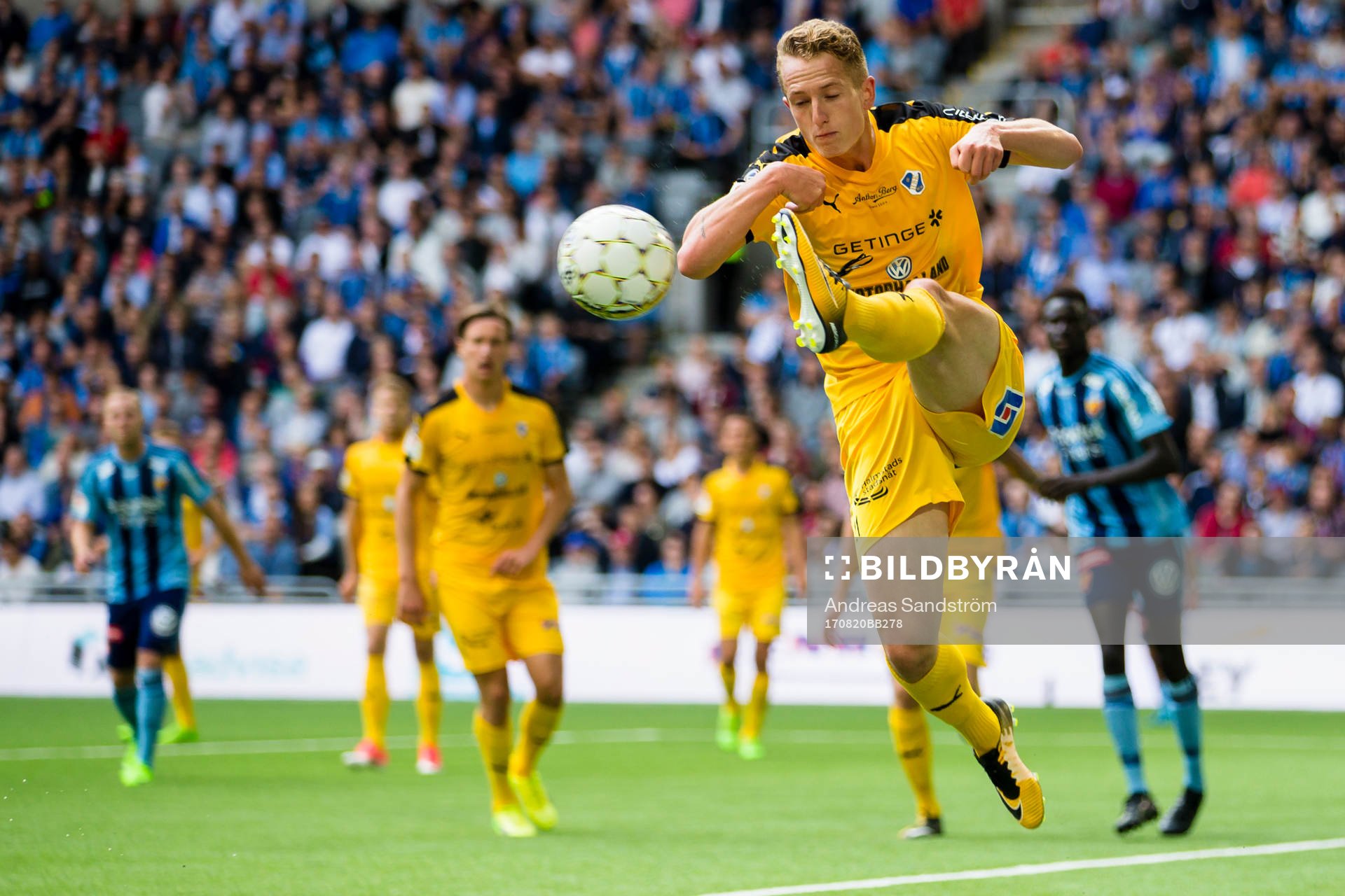 Halmstads Andreas Bengtsson rensar undan en boll