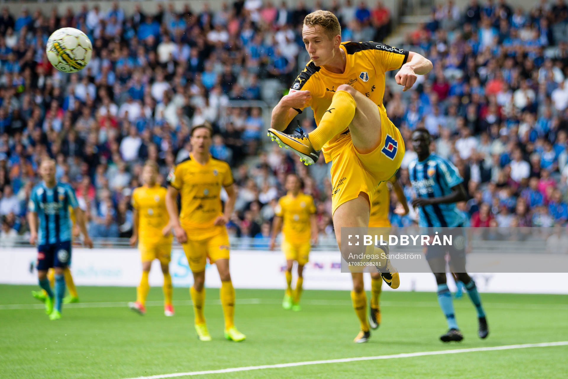 Halmstads Andreas Bengtsson rensar undan en boll