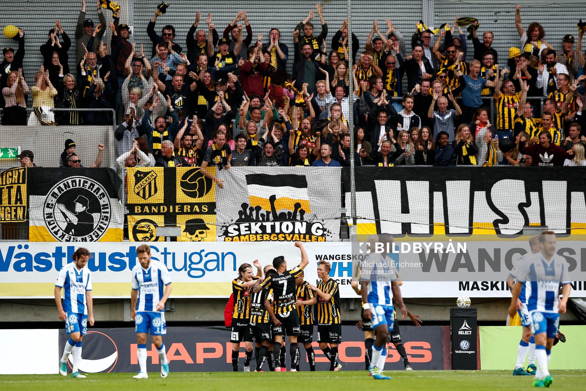 Häckens Nasiru Mohammed jublar med lagkamrater efter att han kvitterar till 1-1 under den allsvenska fotbollsmatchen mellan IFK Göteborg och Häcken den 20 augusti 2017 i Göteborg.