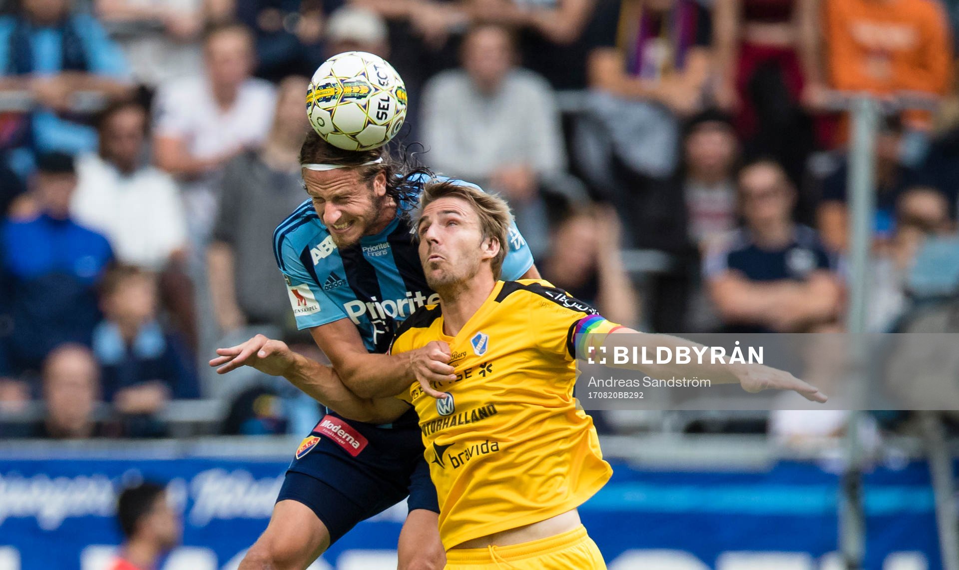 Djurgårdens Jonas Olsson i kamp om bollen med Halmstads
