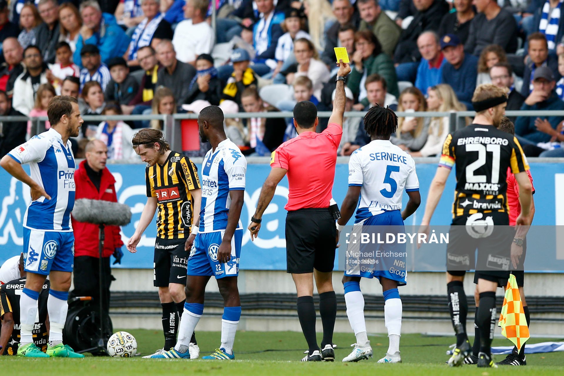 IFK Göteborgs Sam Adekugbe får gult kort av domaren