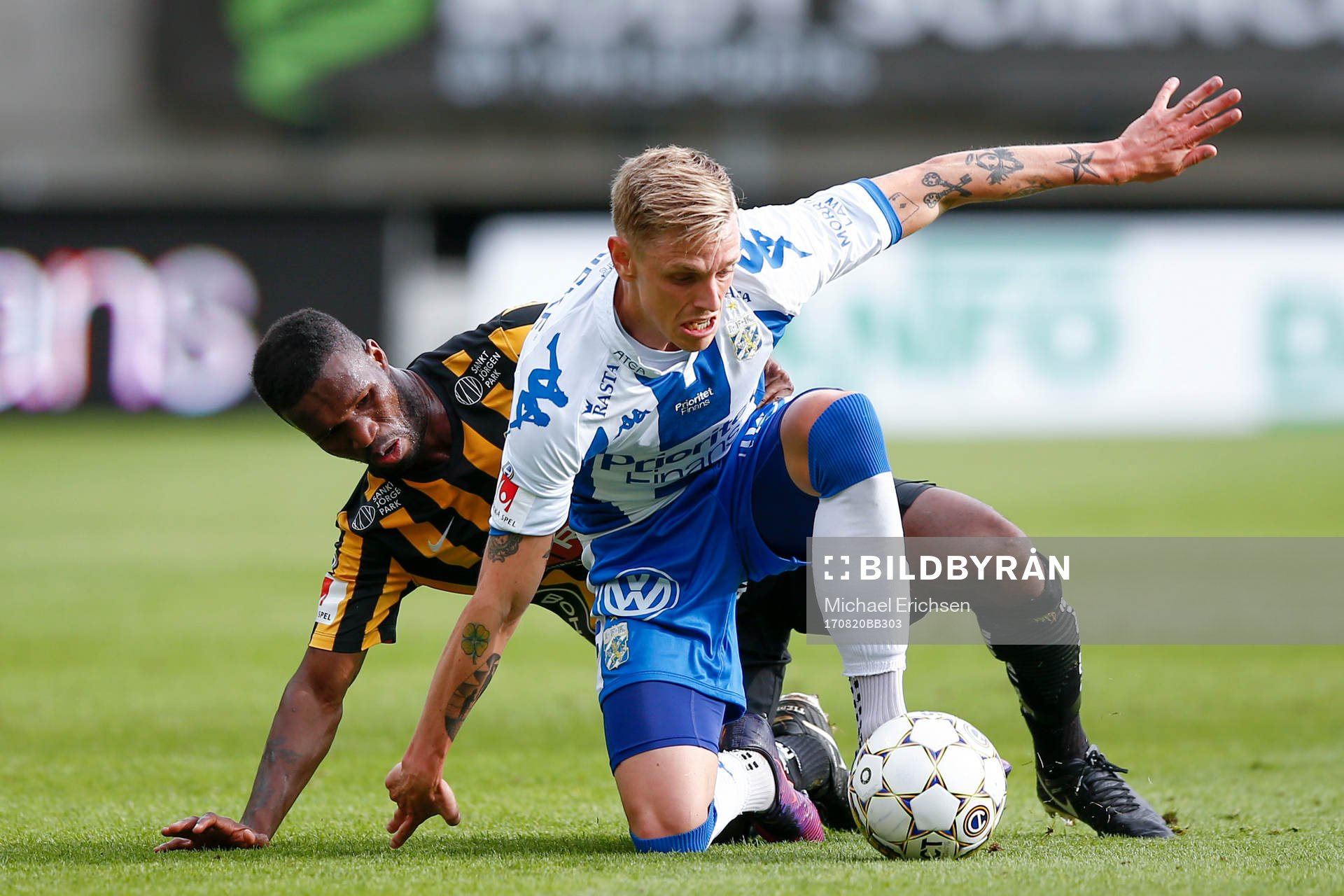 Häckens Mohammed Abubakari i kamp om bollen