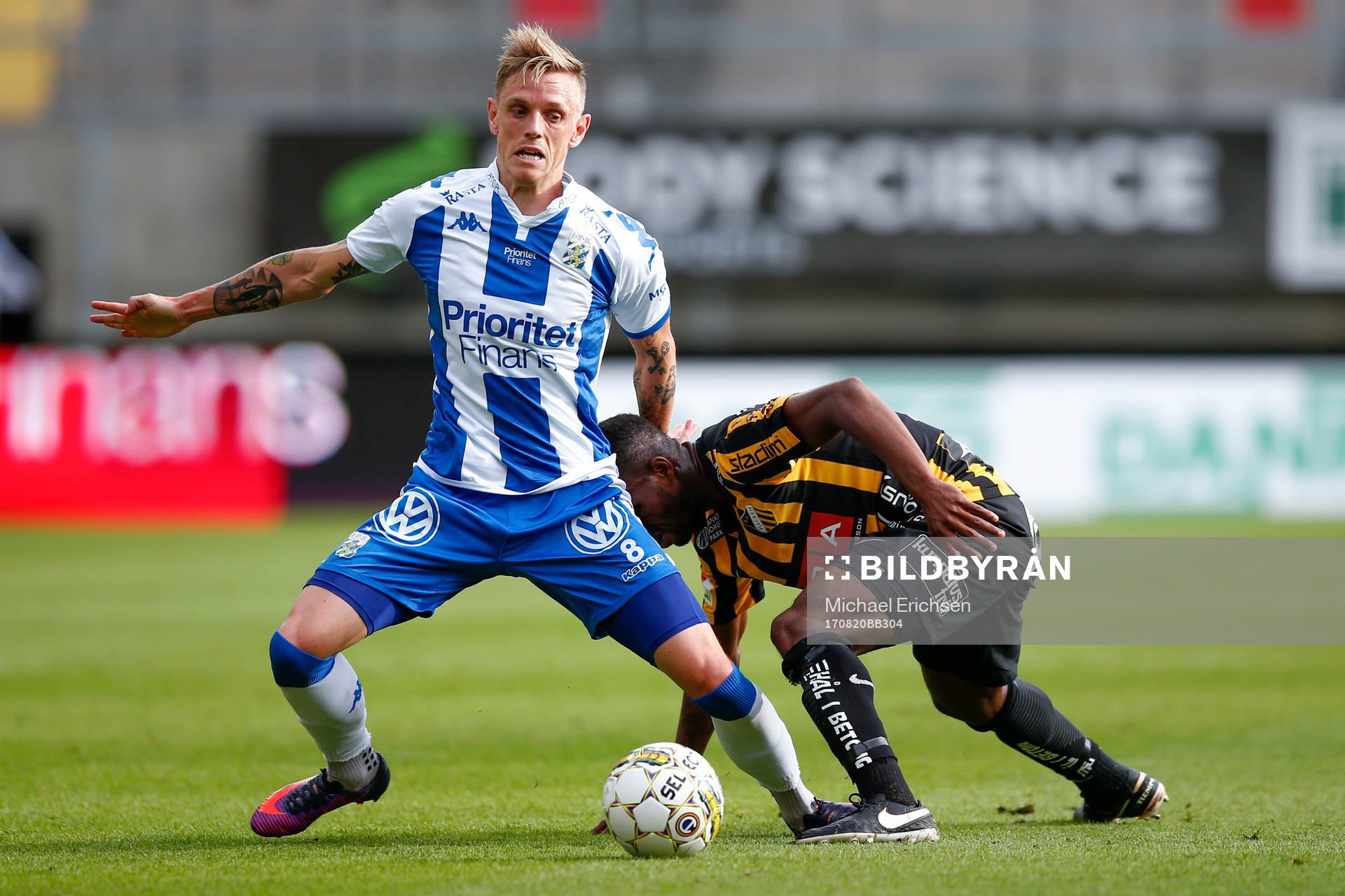 Häckens Mohammed Abubakari i kamp om bollen under den allsvenska fotbollsmatchen mellan IFK Göteborg och Häcken den 20 augusti 2017 i Göteborg.
