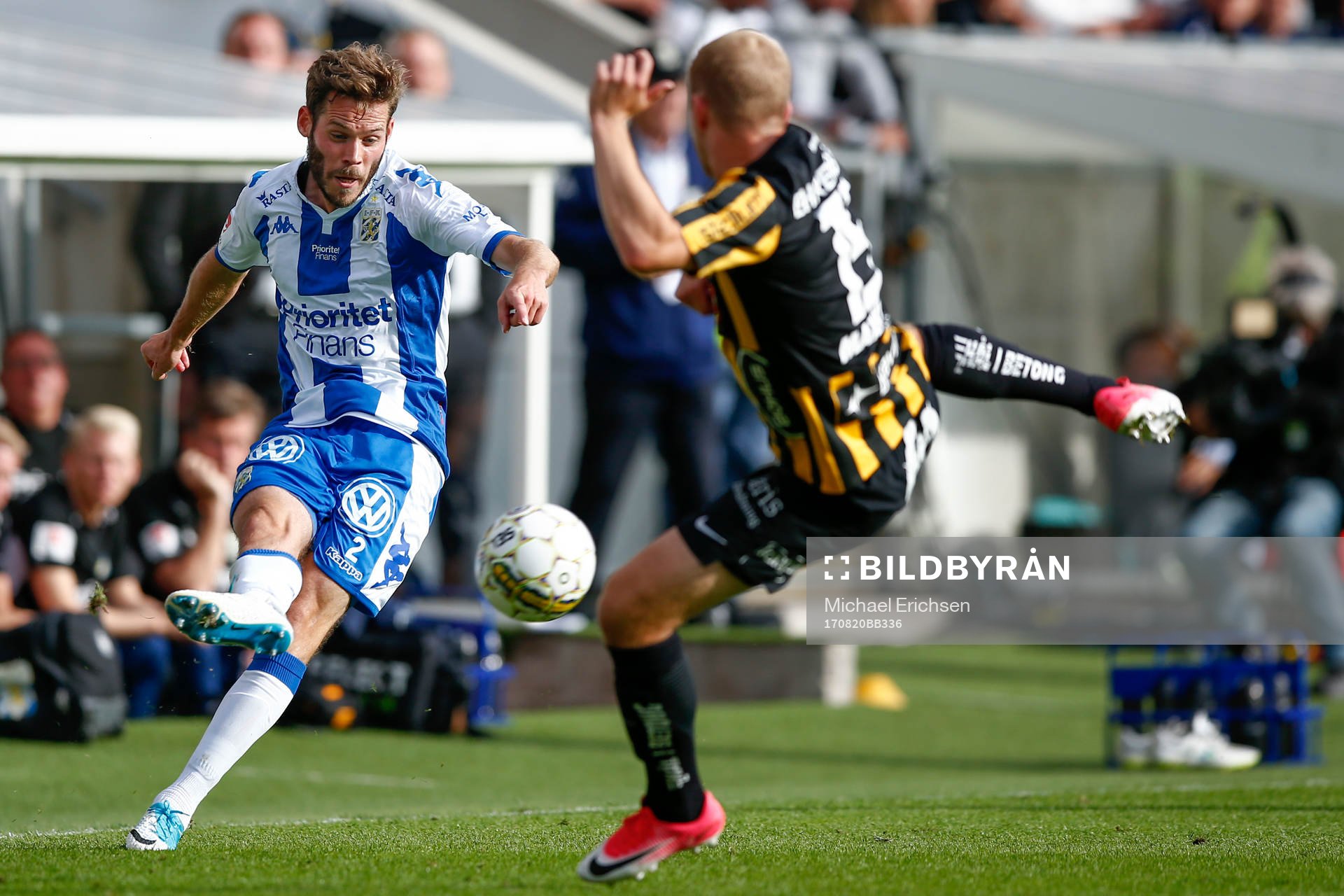 IFK Göteborgs Emil Salomonsson och Häckens Kari Arkivuo