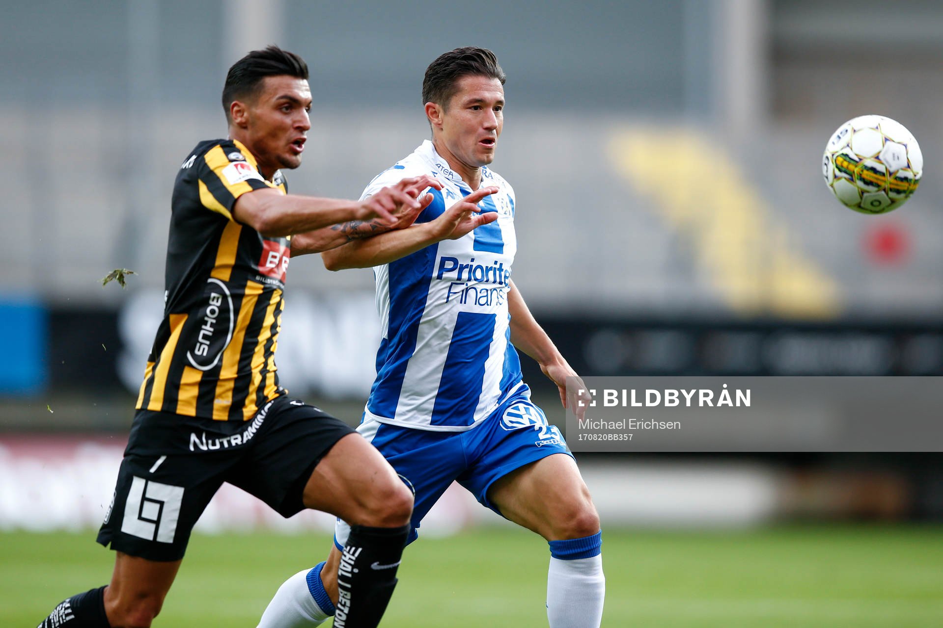 Häckens Ahmad Yasin i kamp om bollen med IFK Göteborgs